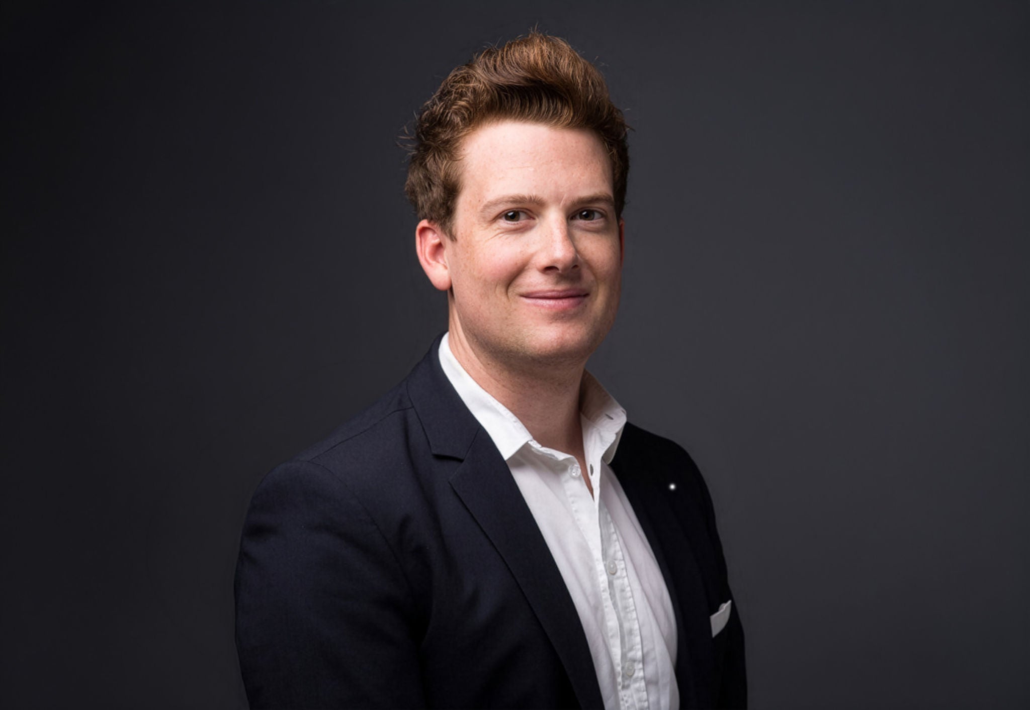 EY Karriereblog Sebastian Haneder blickt in die Kamera