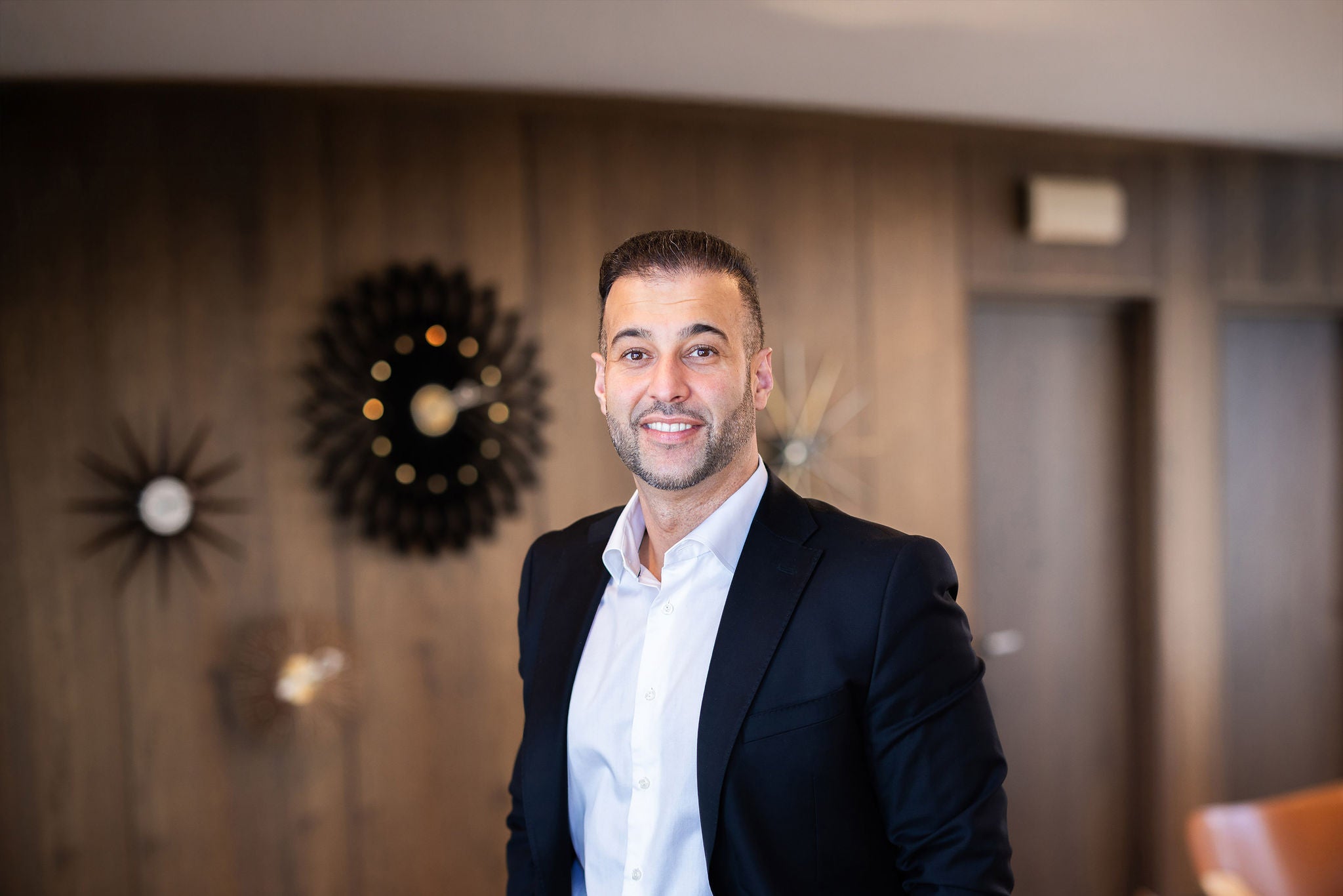 Bilde av Administrerende direktør, Arbab Dar, på hovedkontoret til EY i Oslo.