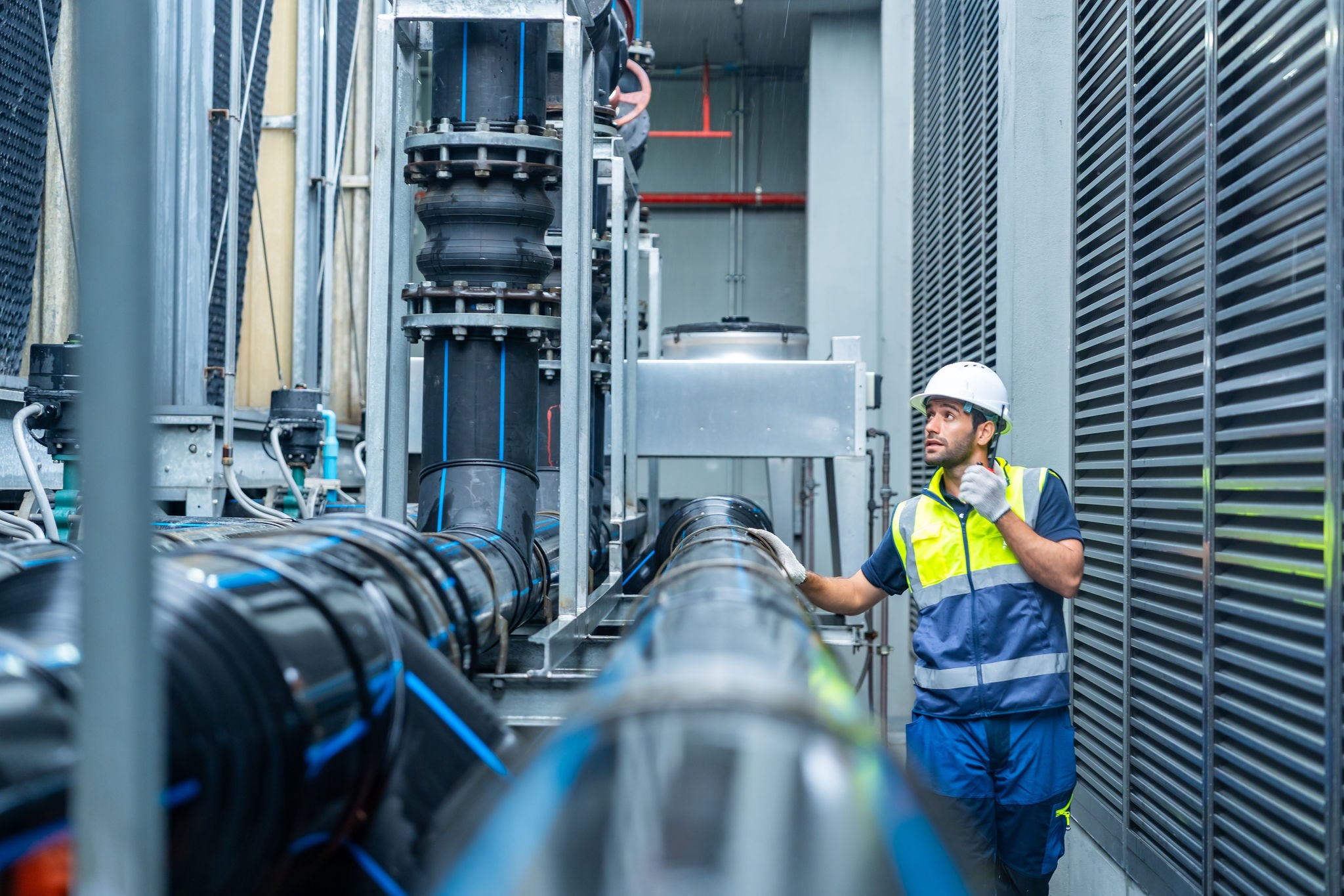 engenheiro trabalhando em uma fabrica