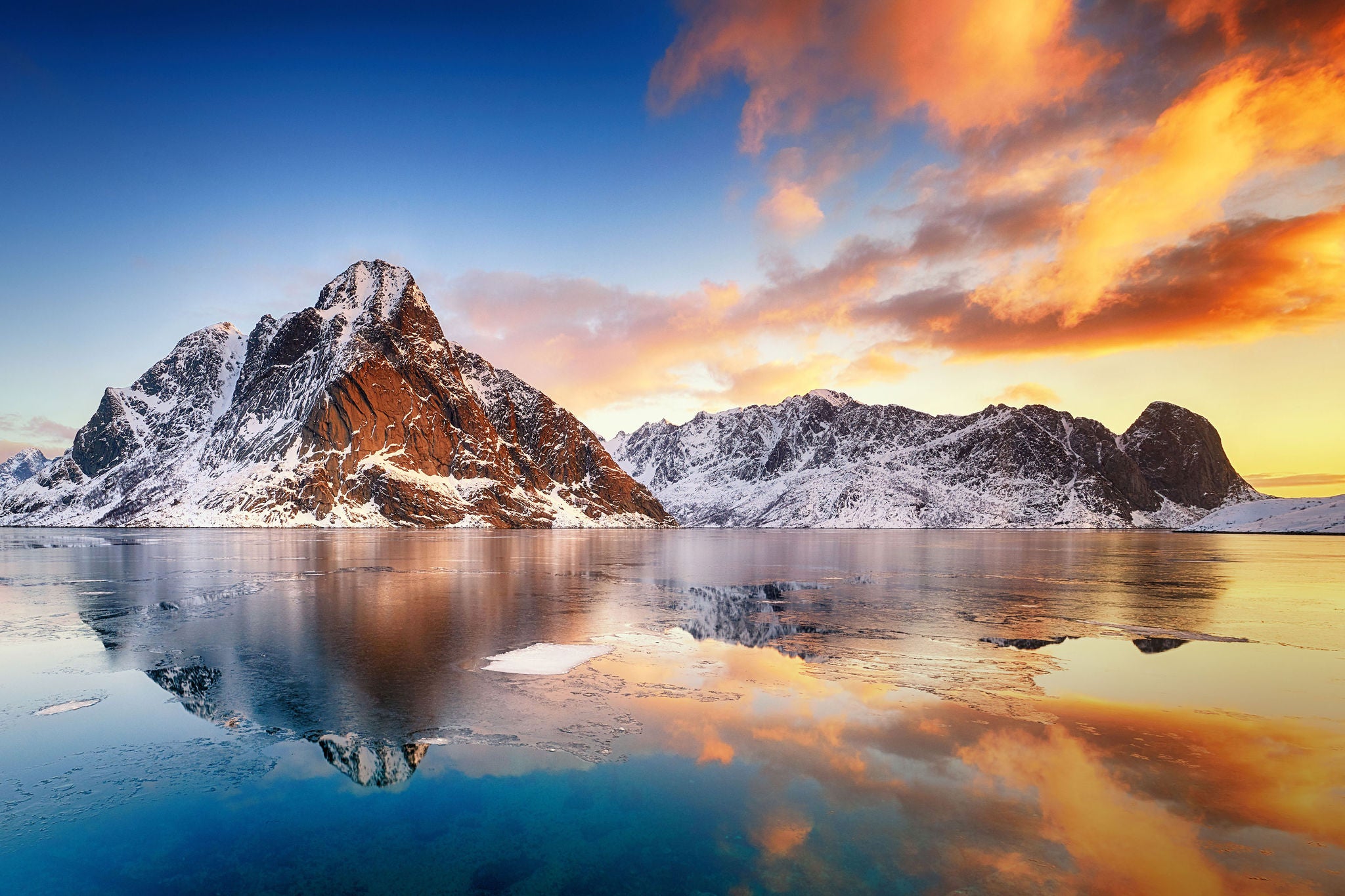 Beautiful sunrise in Norway - lofotens
