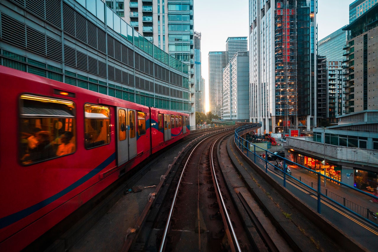 列車穿越城市核心地帶