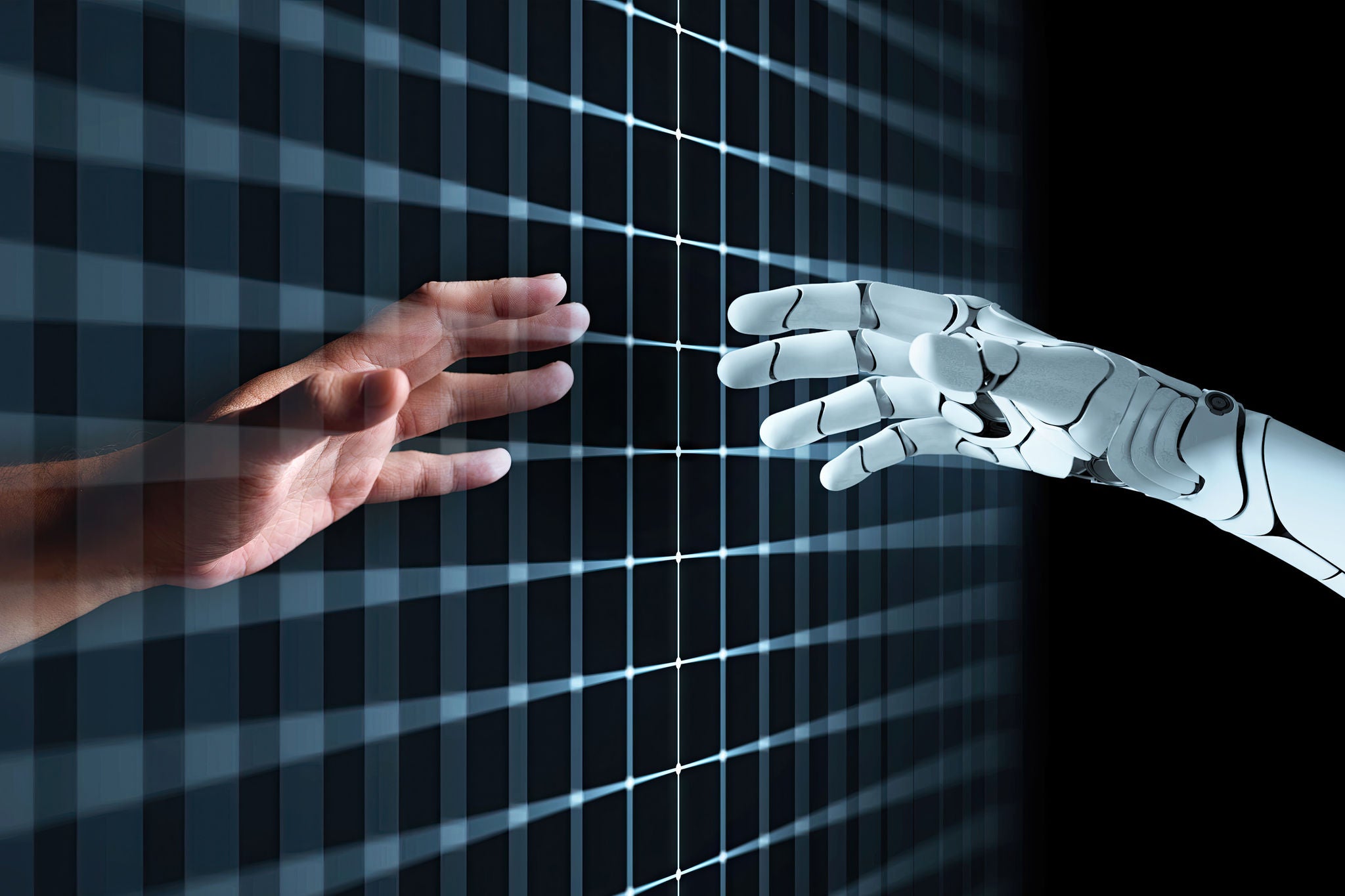 Robot- og menneskehånd møtes via dataskjerm i mørkt miljø