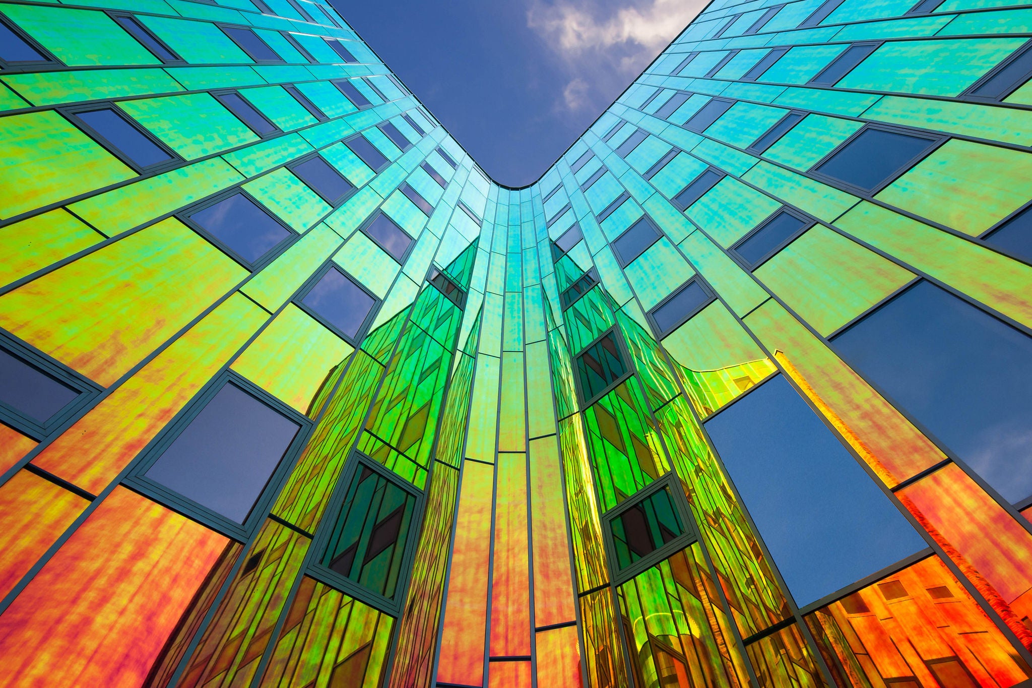 Rakennuksen seinät heijastavat eri värejä kulmasta riippuen