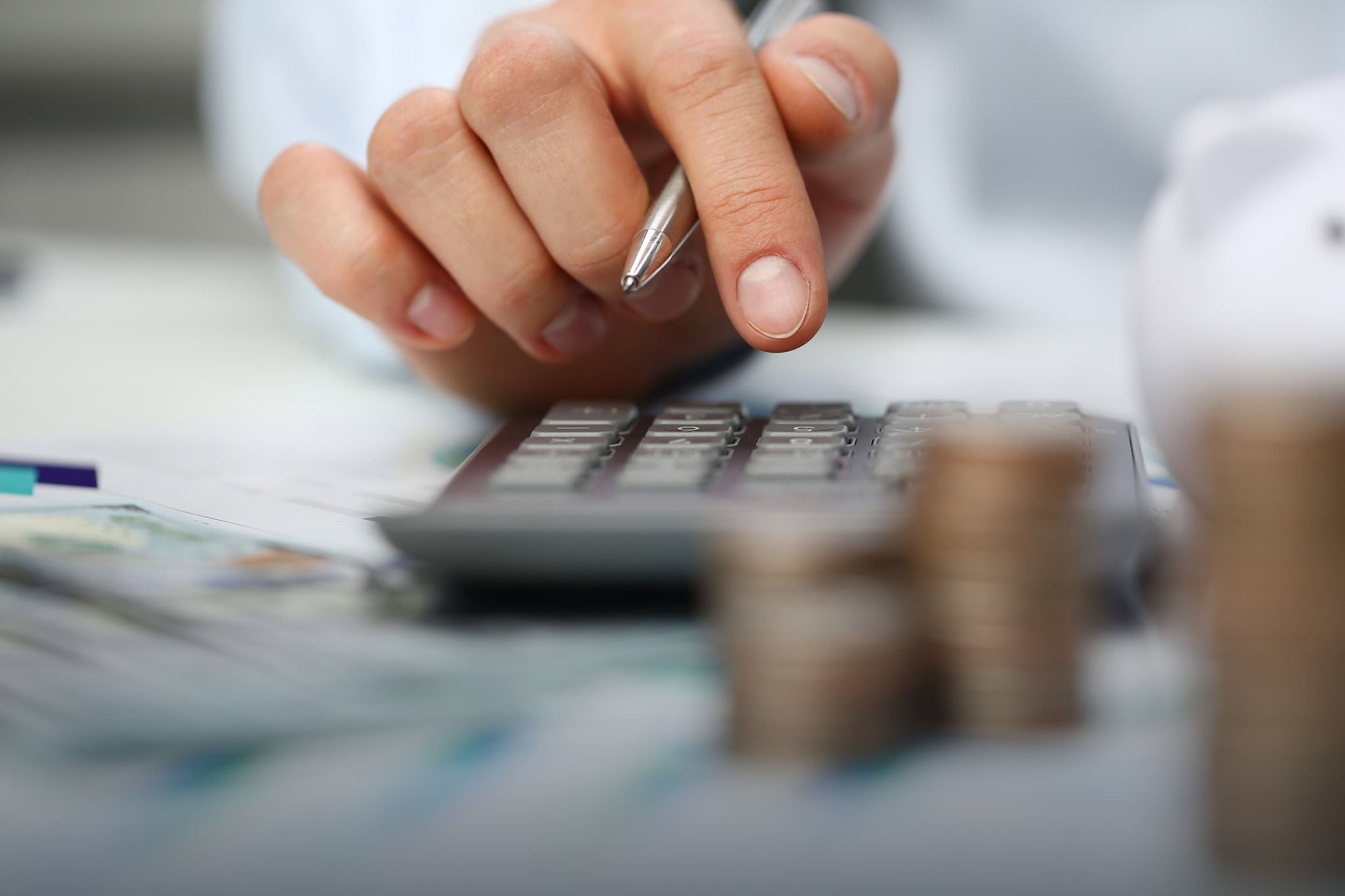 Eine Person rechnet etwas am Taschenrechner