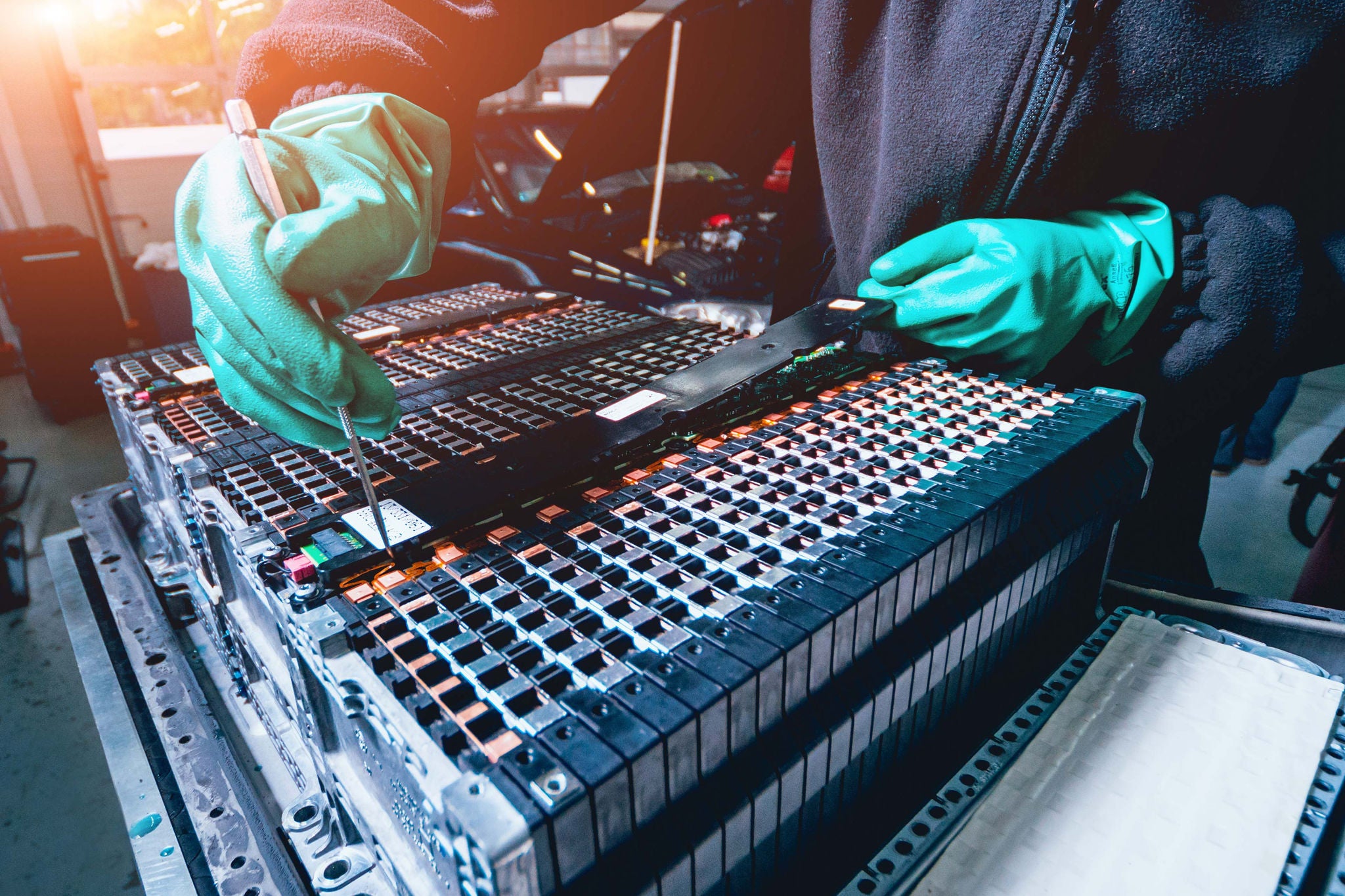 Une vue des bâtiments en verre avec des arbres verts.