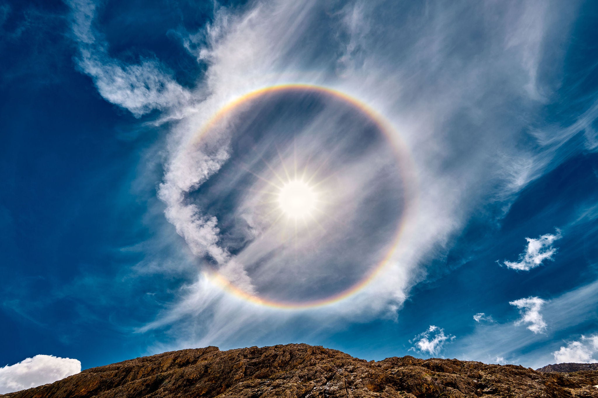 Alone solare o arcobaleno circolare. Scattata in alta montagna sulle Dolomiti presso il lago di Antermoia.