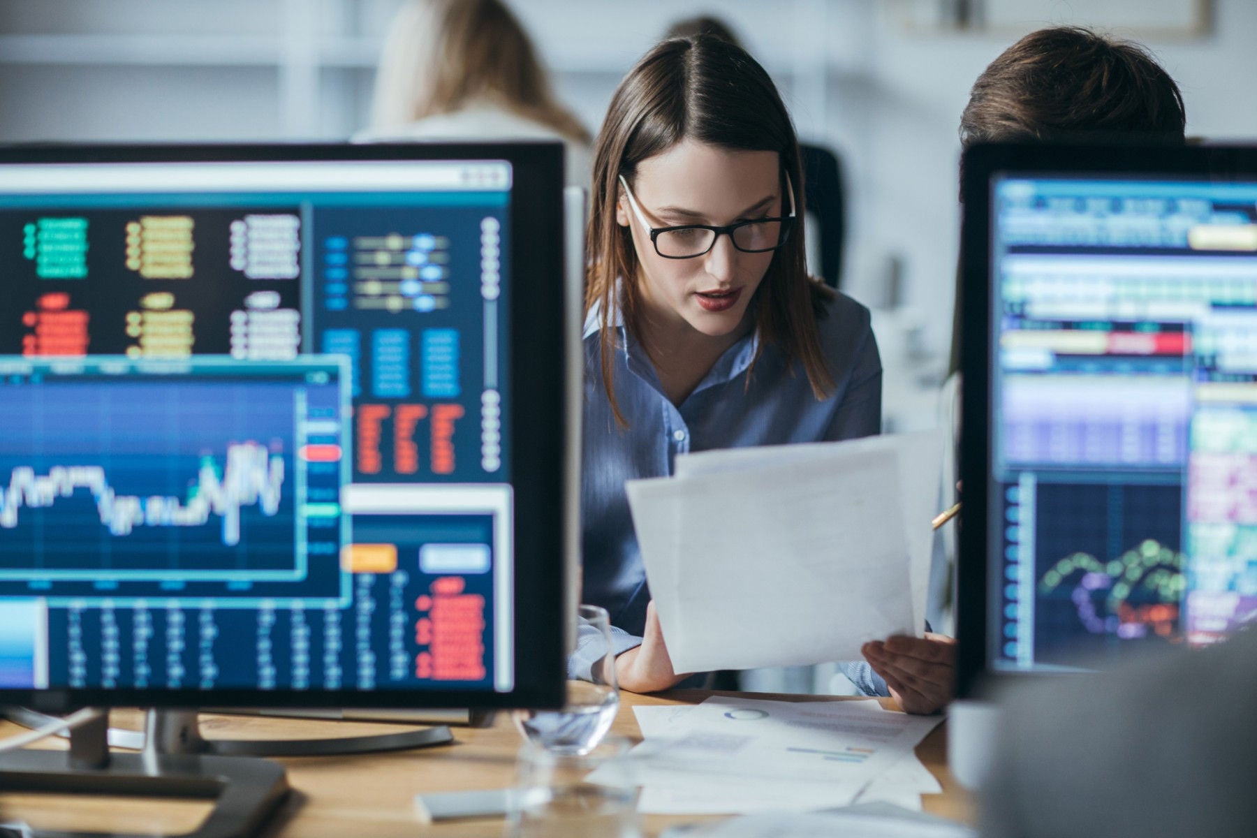 Mujer revisando papeles en la oficina