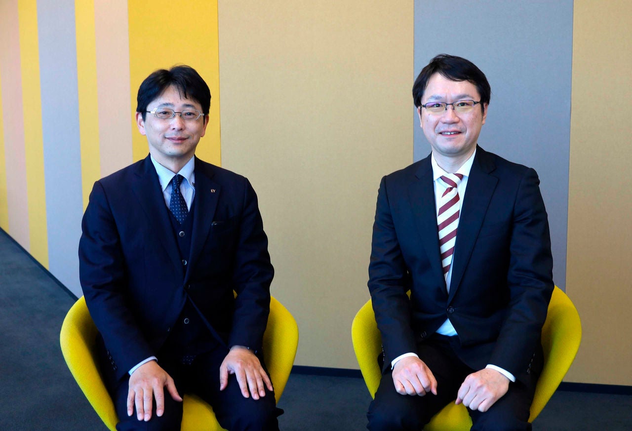 株式会社東京証券取引所　執行役員　林 謙太郎 氏（写真右）、 EY新日本有限責任監査法人　企業成長サポートセンター　IPOグループ統括 公認会計士　藤原 選（写真左）