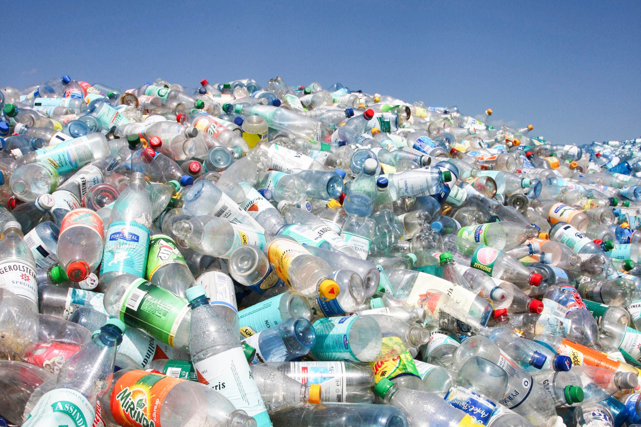 Plastikmuellberge – ein Problem, das die EU mit ihrer Kunststoffstrategie eindaemmen will.