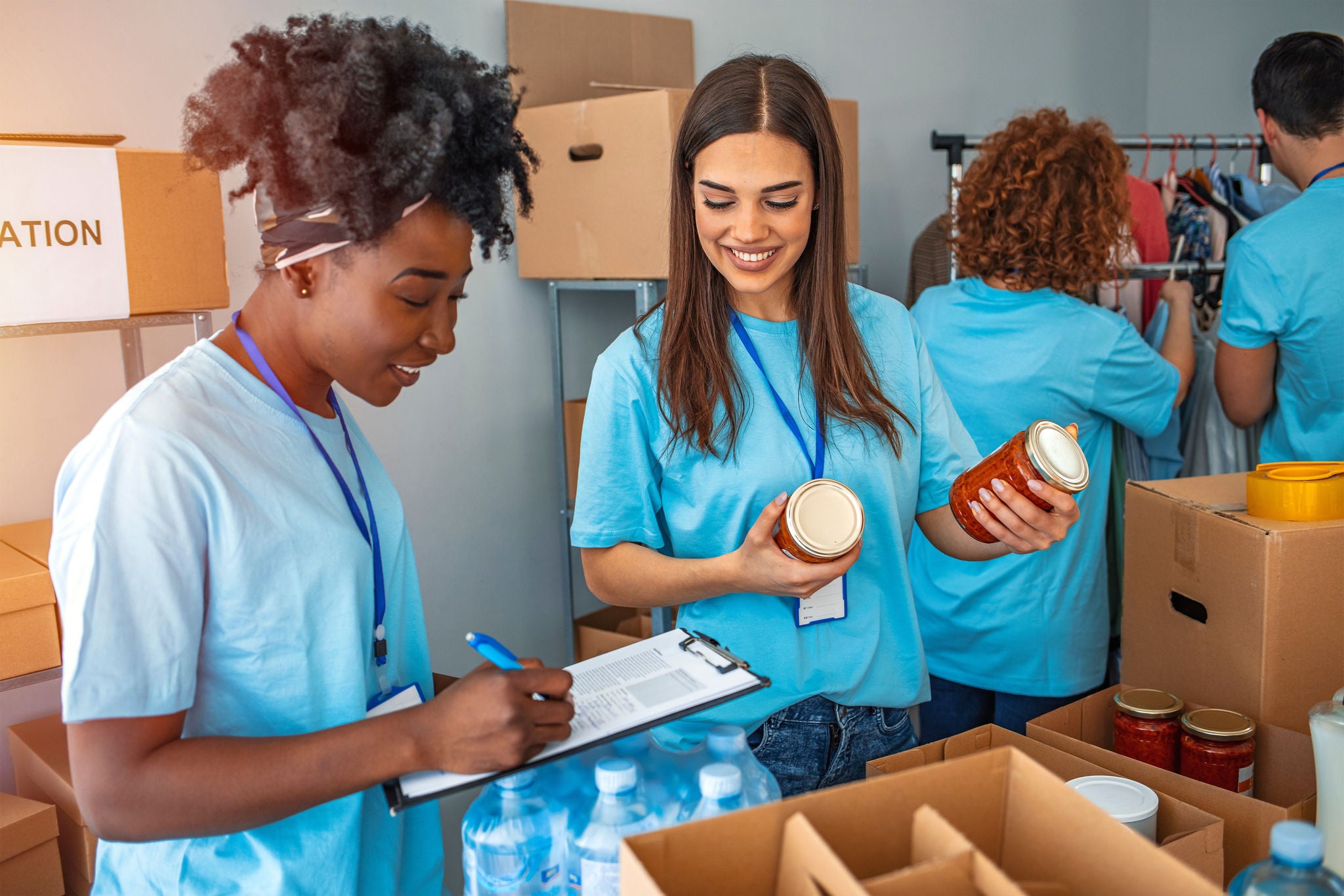 Dos mujeres ordenando las donaciones de comida