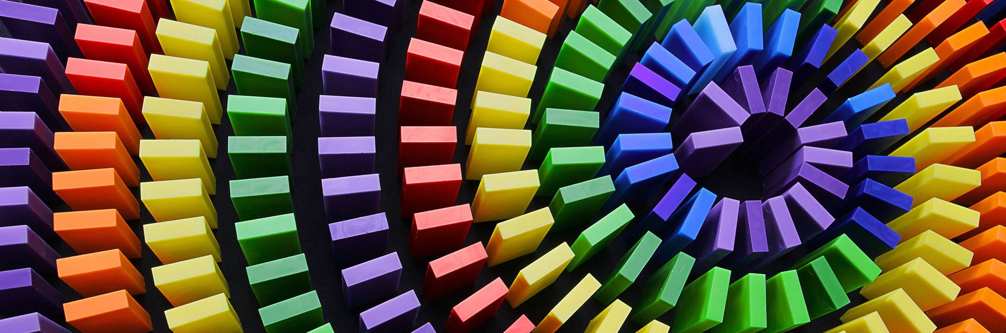 Bunte Dominosteine in einer Spirale angeordnet