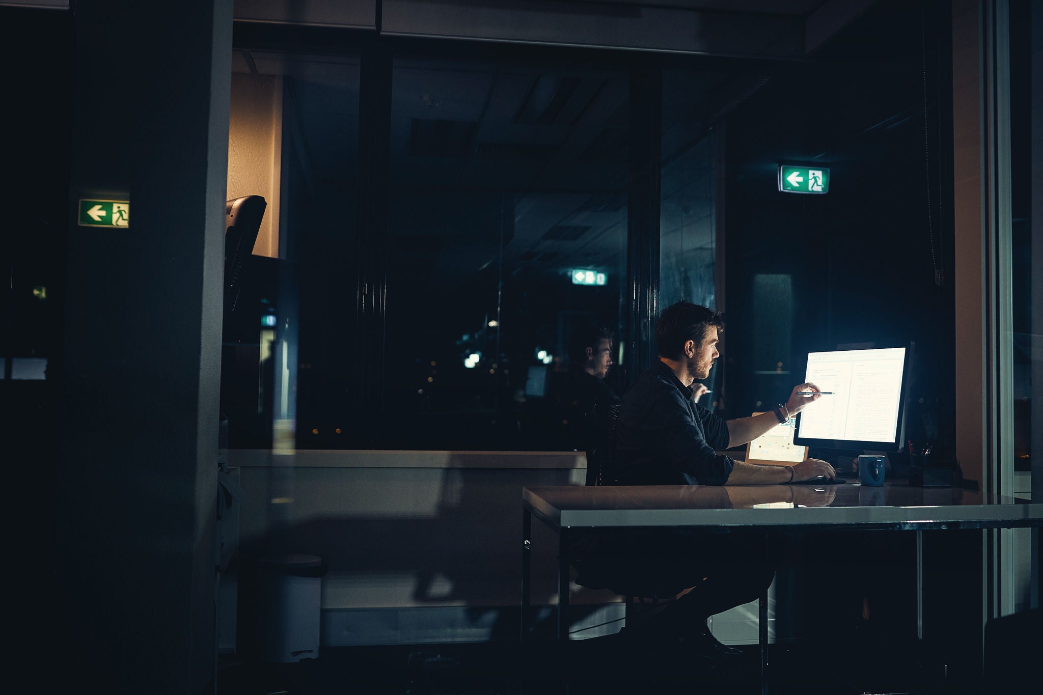 Hombre trabajando en oficina a oscuras