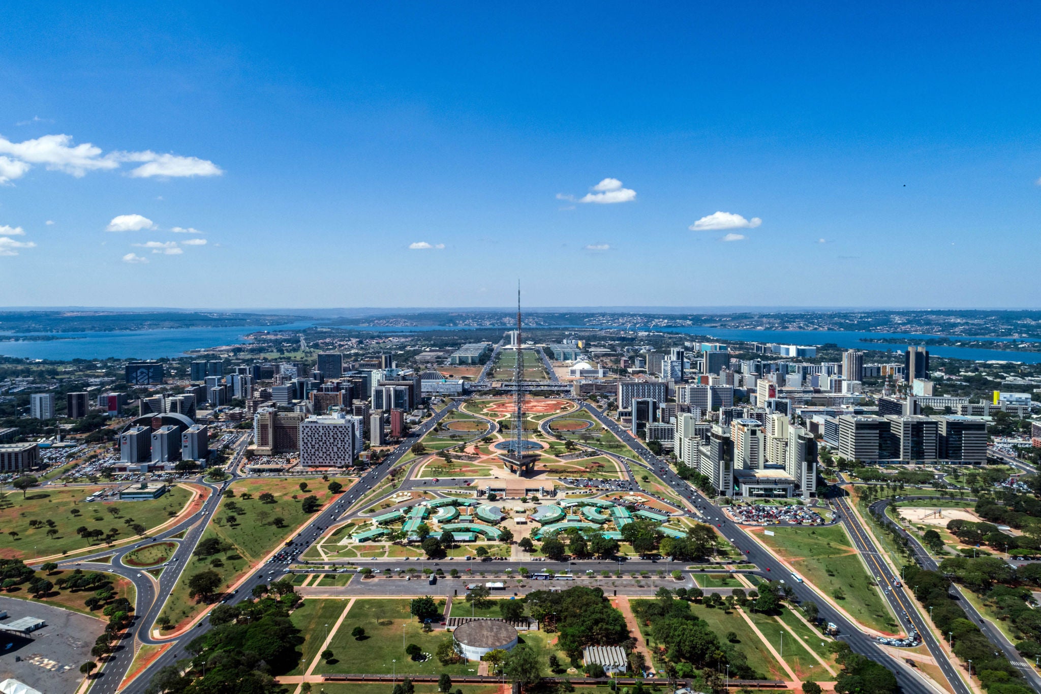 Fernsehturm in Brasilia – Luftaufnahme mit Blick ueber die moderne Stadtarchitektur und die weiten Achsen der Hauptstadt.