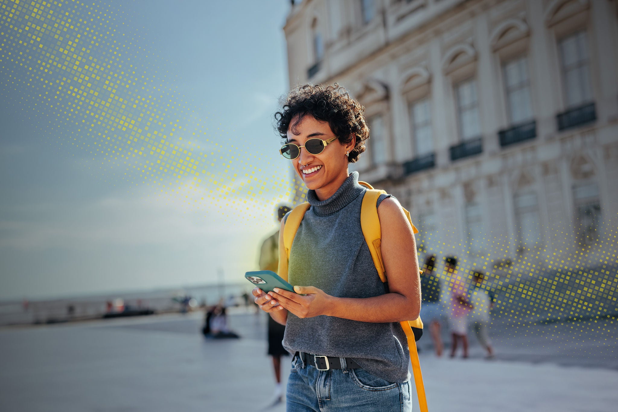 Personne dehors qui consulte son téléphone intelligent
