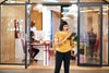 mujer de negocios usando una tableta digital