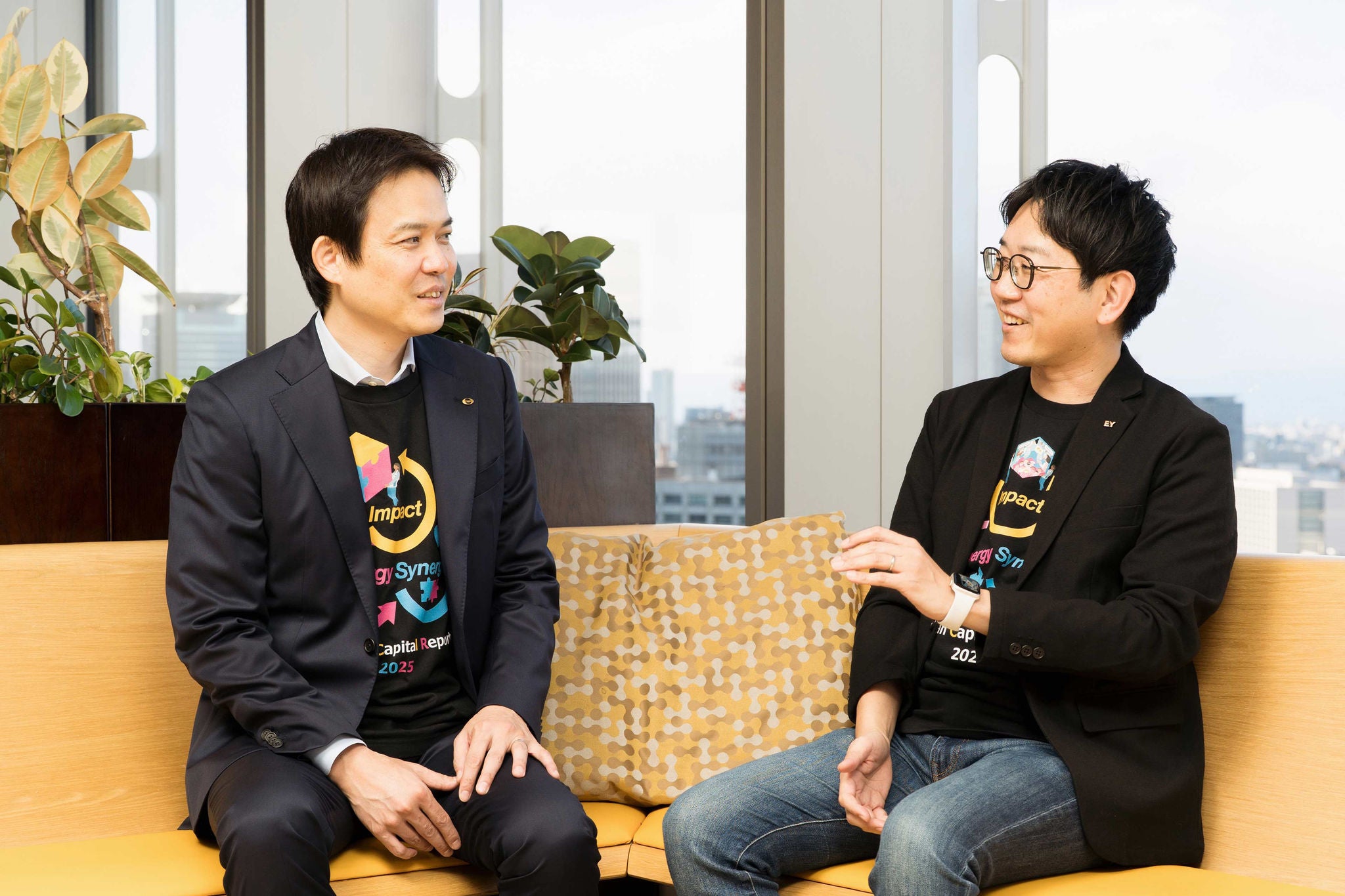 「Human Capital Report 2025」オリジナルTシャツを着て