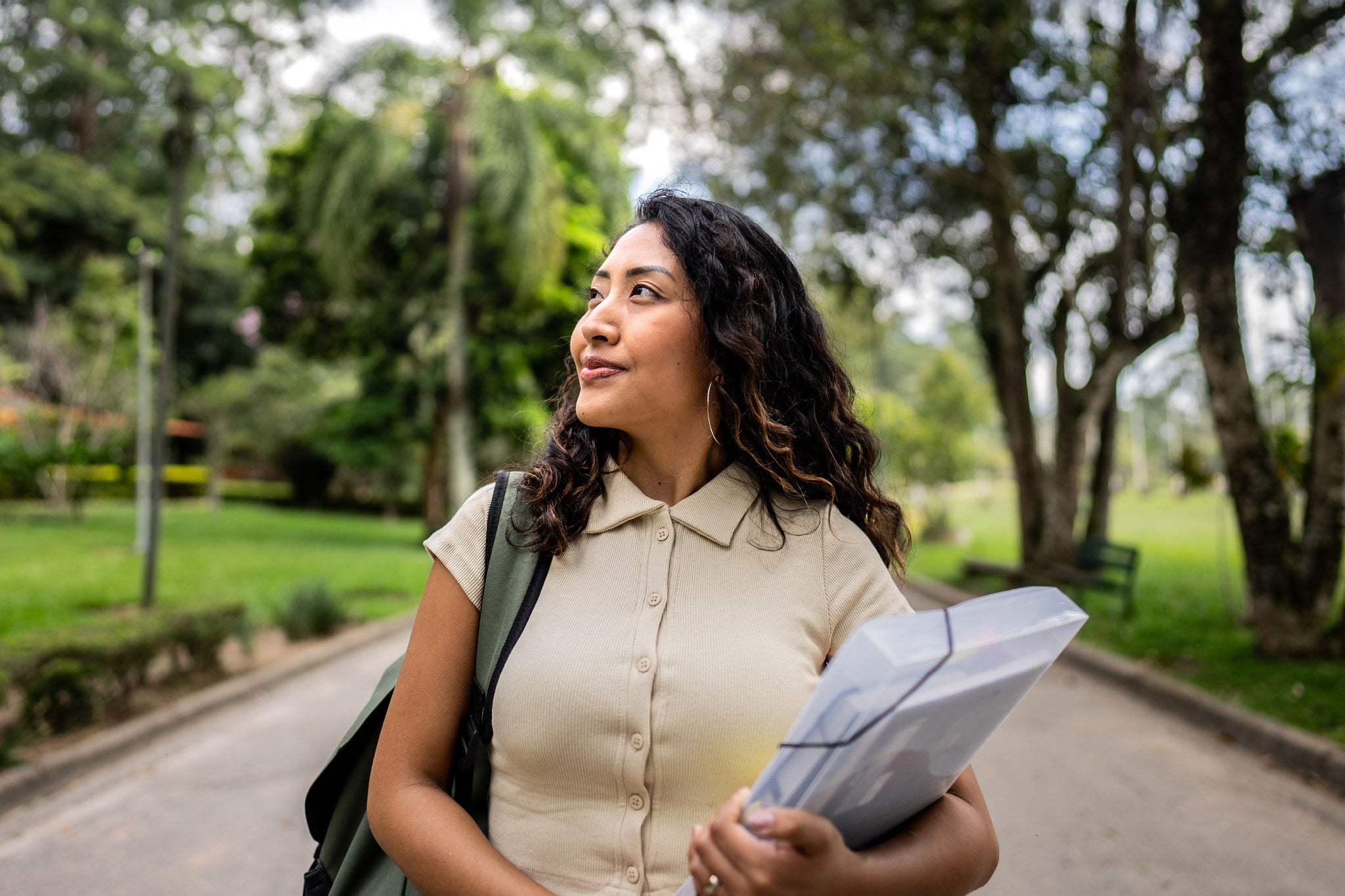 mulher andando em um parque