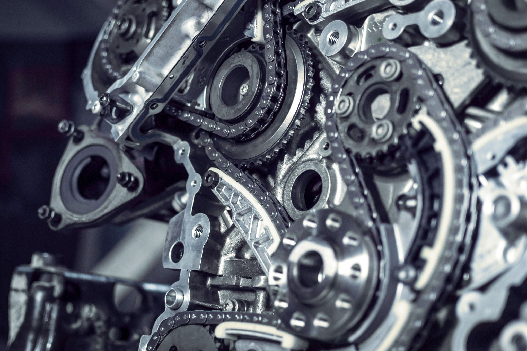 Nahaufnahme eines neuem Steuersatz-Kits im Motor