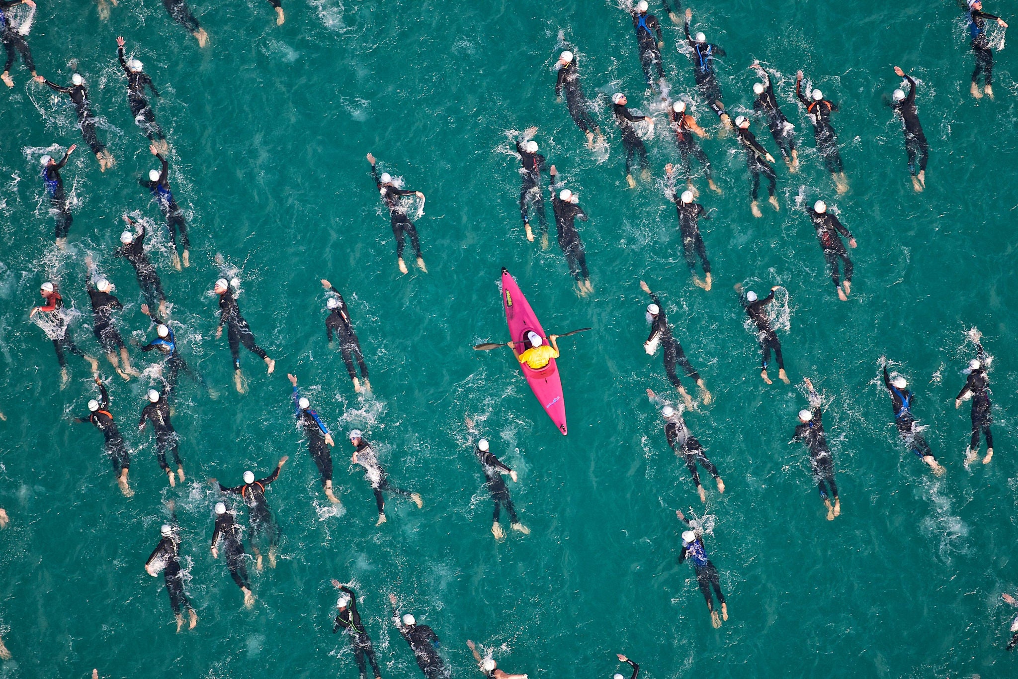 Pinker Kajak zwischen Schwimmern beim Ironman Austria aus der Vogelperspektive.