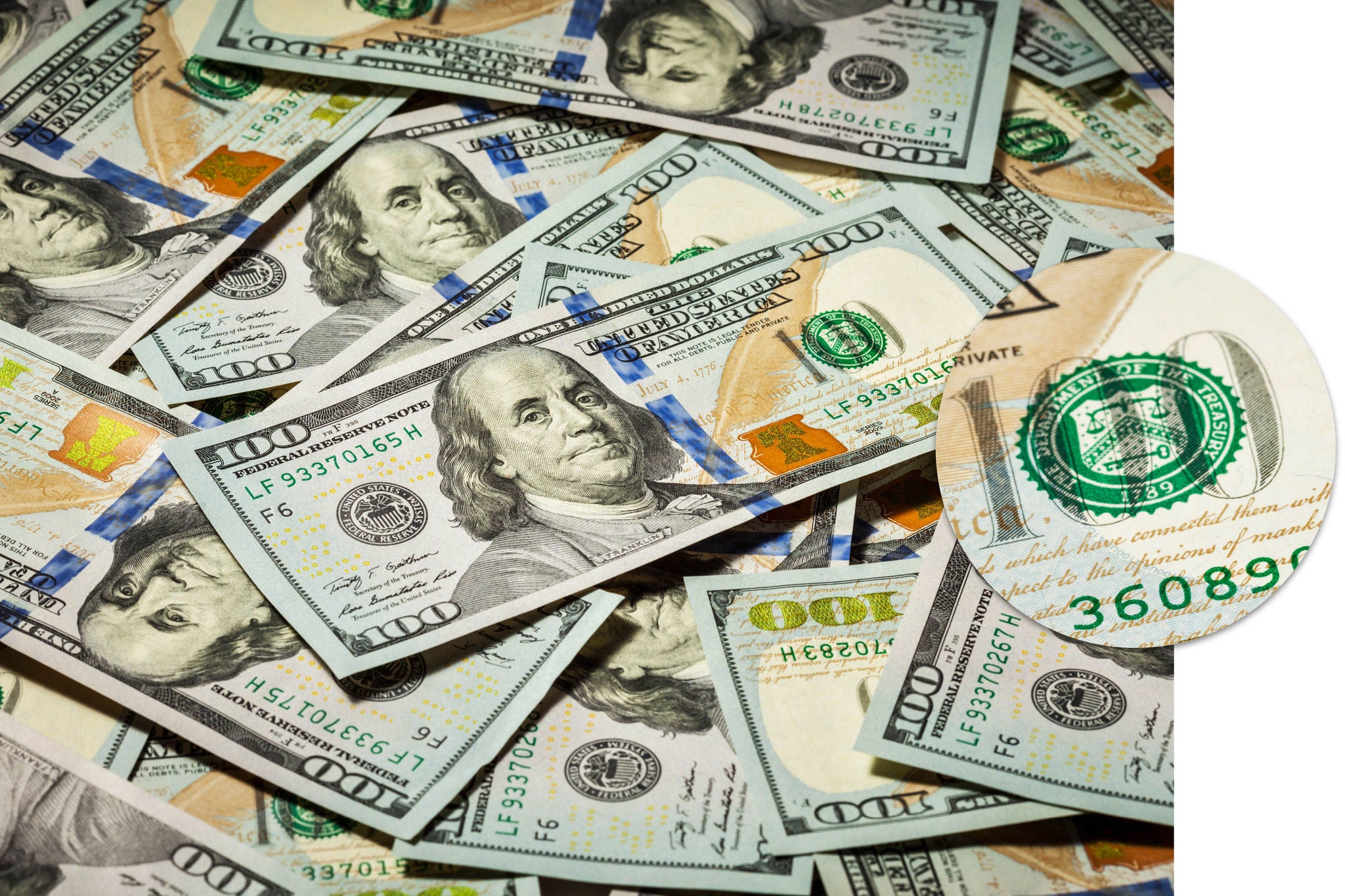 100-Dollar-Noten mit modernen Sicherheitsmerkmalen: Der blaue 3D-Sicherheitsfaden zeigt bewegende Muster, hinzu kommen farbwechselnde Elemente wie die kupferne „100“, Mikroschriften und das gruene Treasury-Siegel. Die Gestaltung erinnert zugleich an Benjamin Franklin, einer praegenden Persoenlichkeit der fruehen US-Geschichte und Symbolfigur fuer Aufklaerung, Diplomatie und Innovationsgeist.