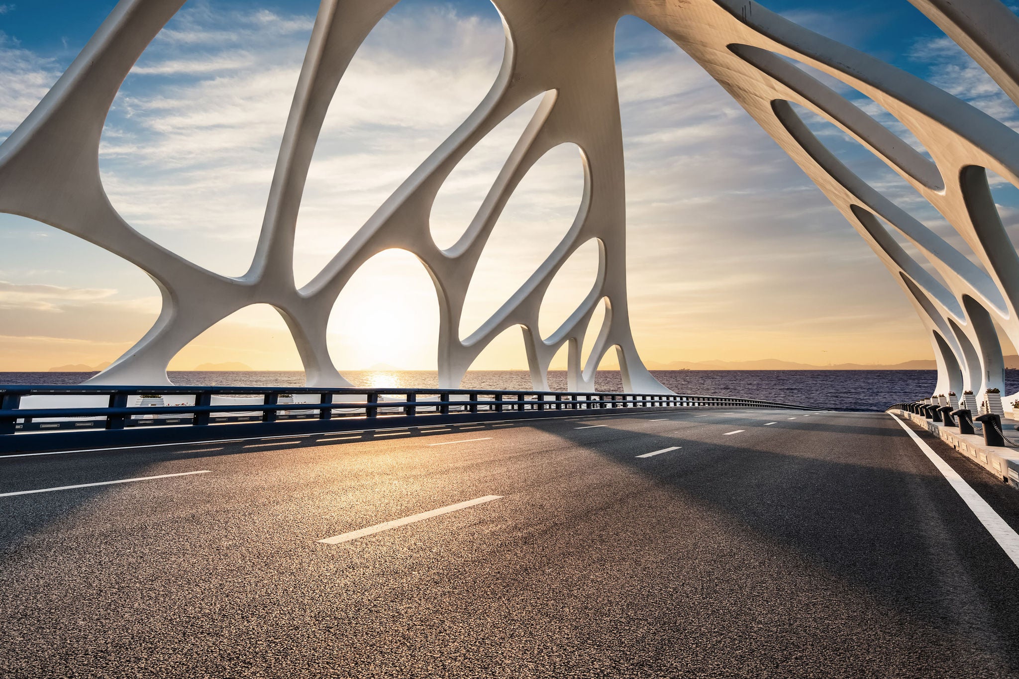 Puente sobre el mar al amanecer