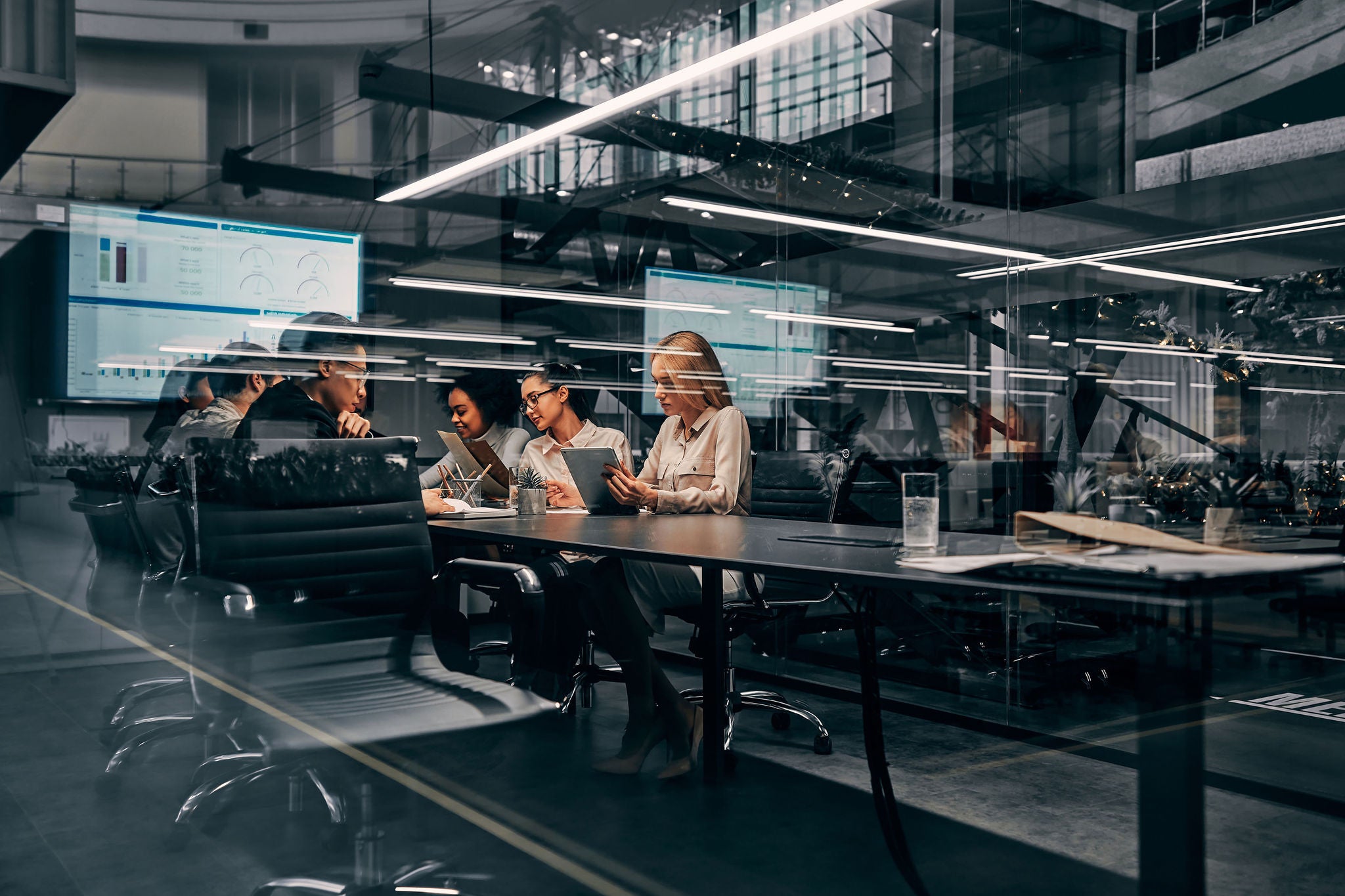 Liikemiehet työskentelevät kokoushuoneessa ja työskentelevät projektiesityksen parissa