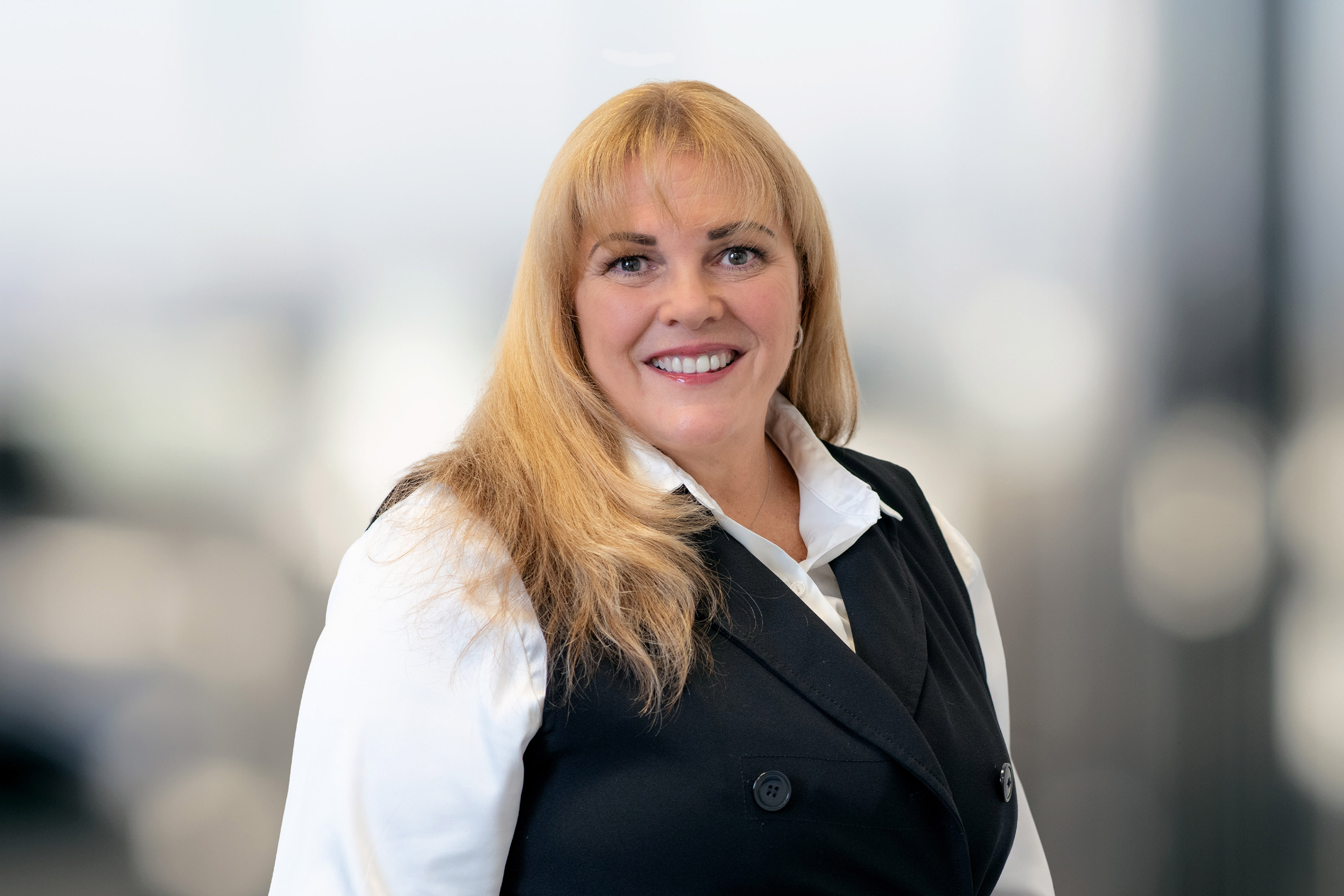 Photographic portrait of Kim Lesley