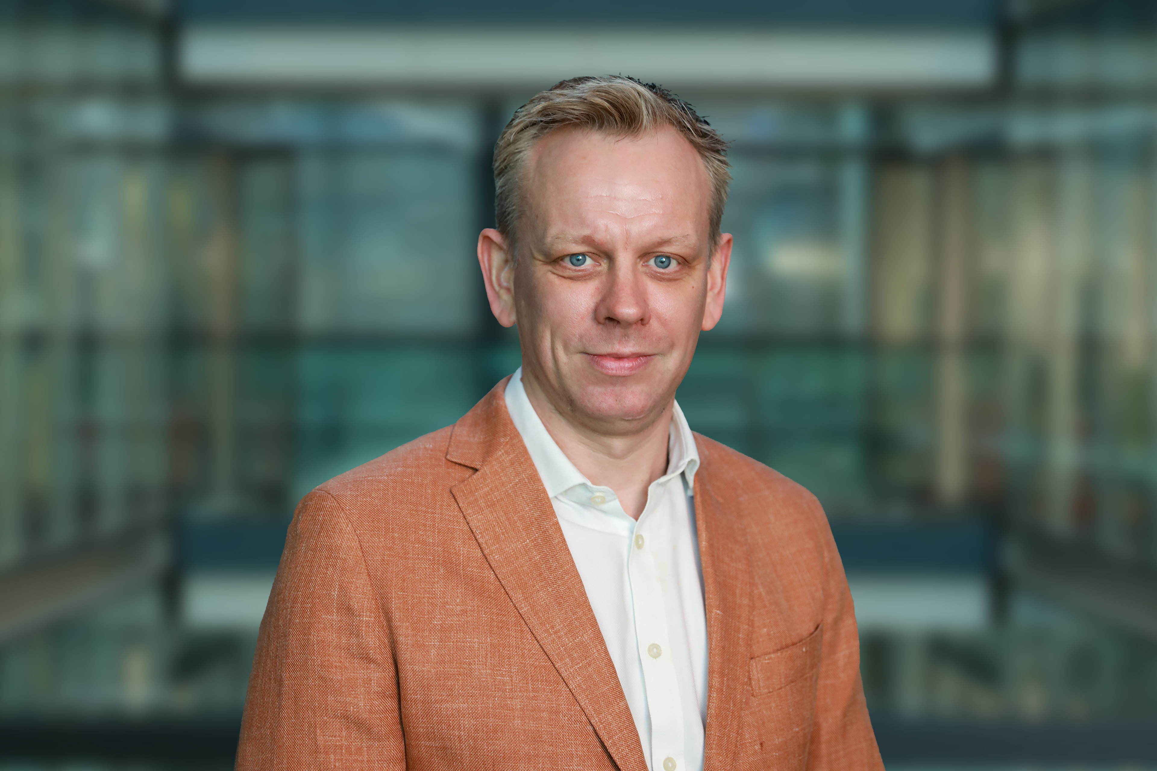 Photographic portrait of Ross Maclean