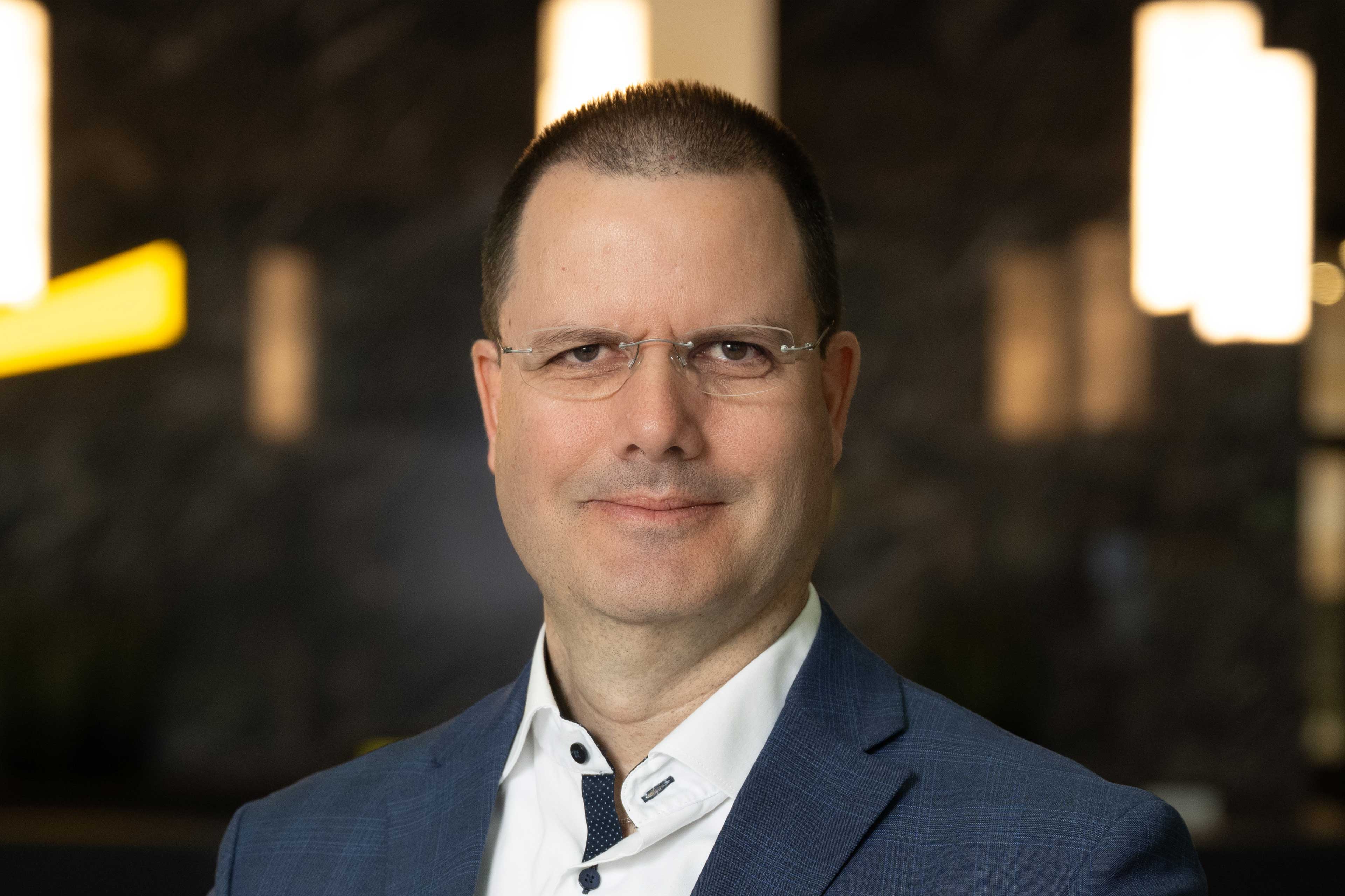Photographic portrait of Tom Schmidt