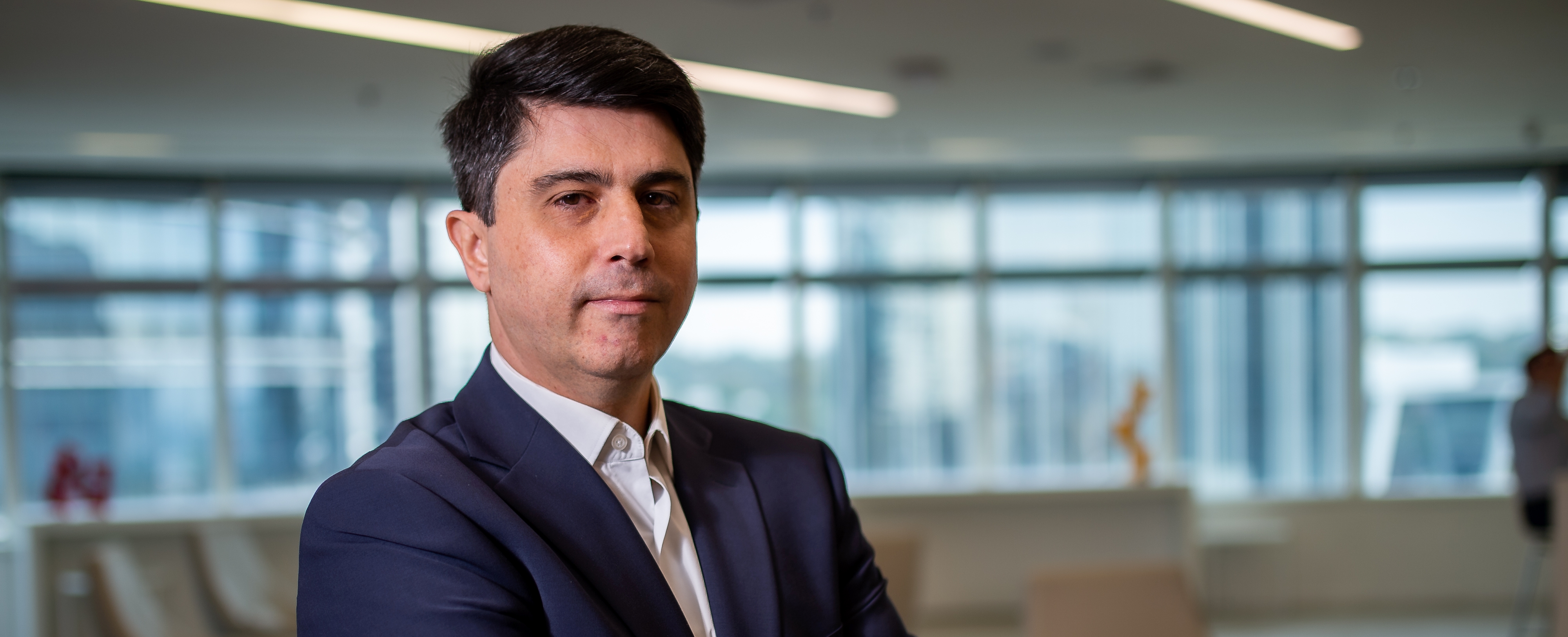 A photographic portrait of Luiz Claudio Campos