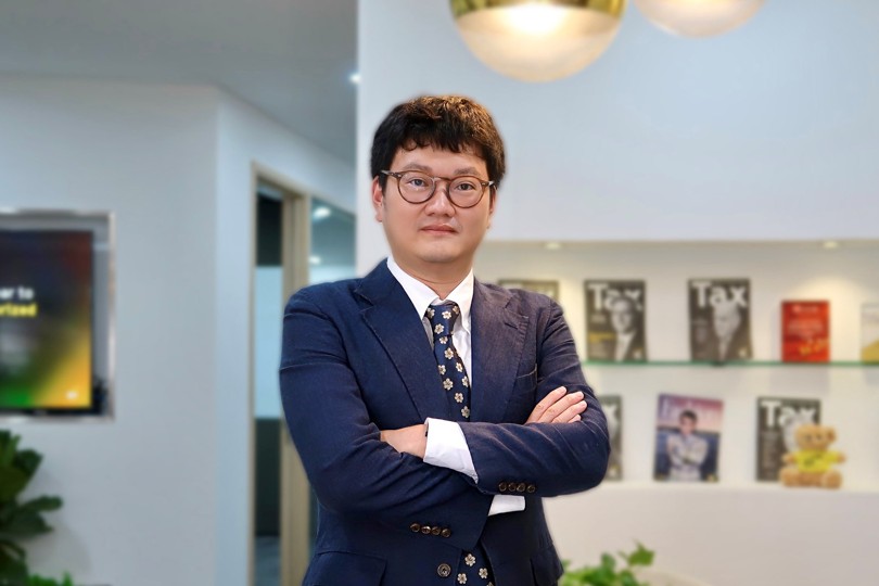 Photographic portrait of Hieu Duy Nguyen