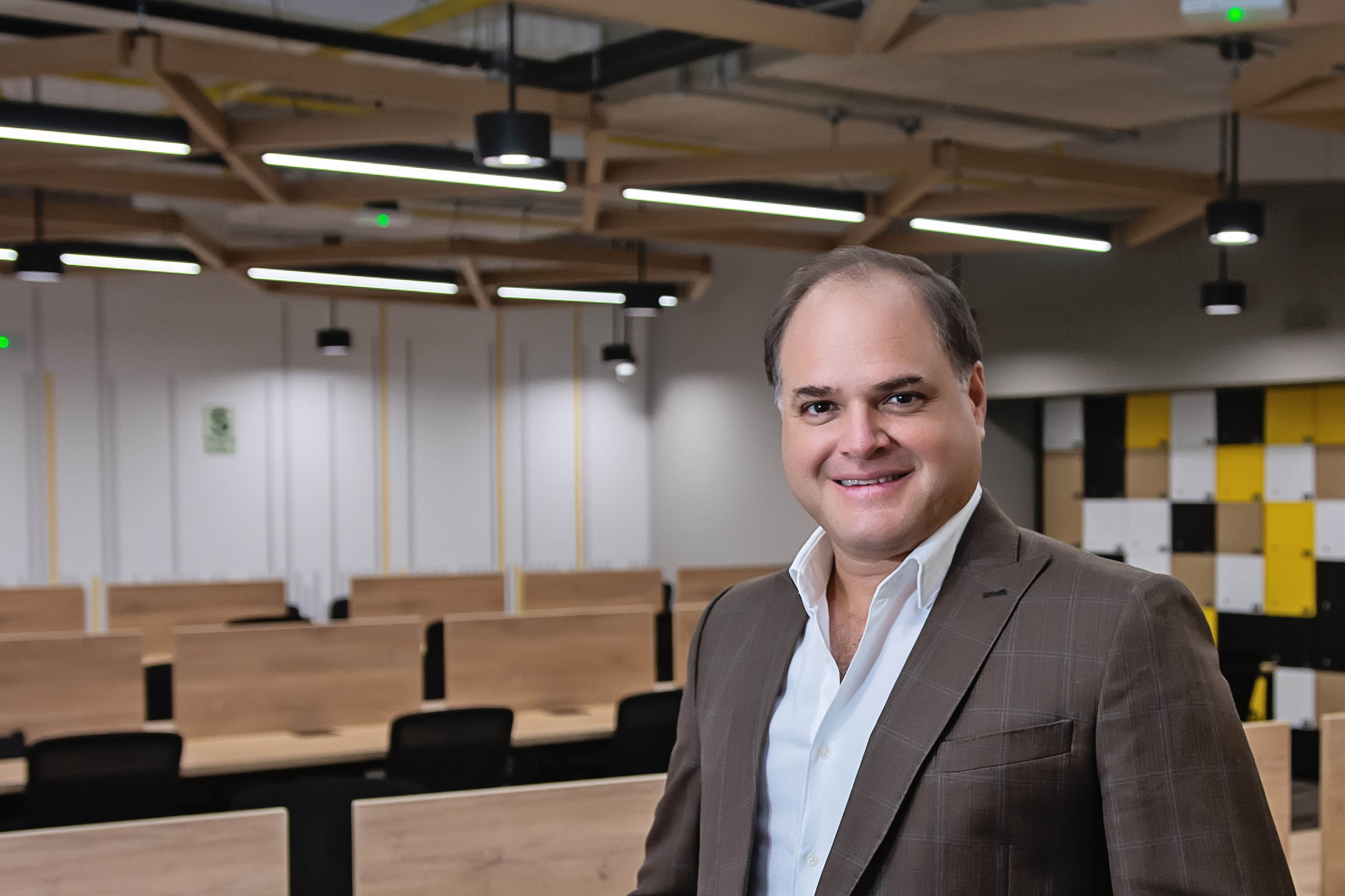 Retrato fotografico de Renato Urdaneta