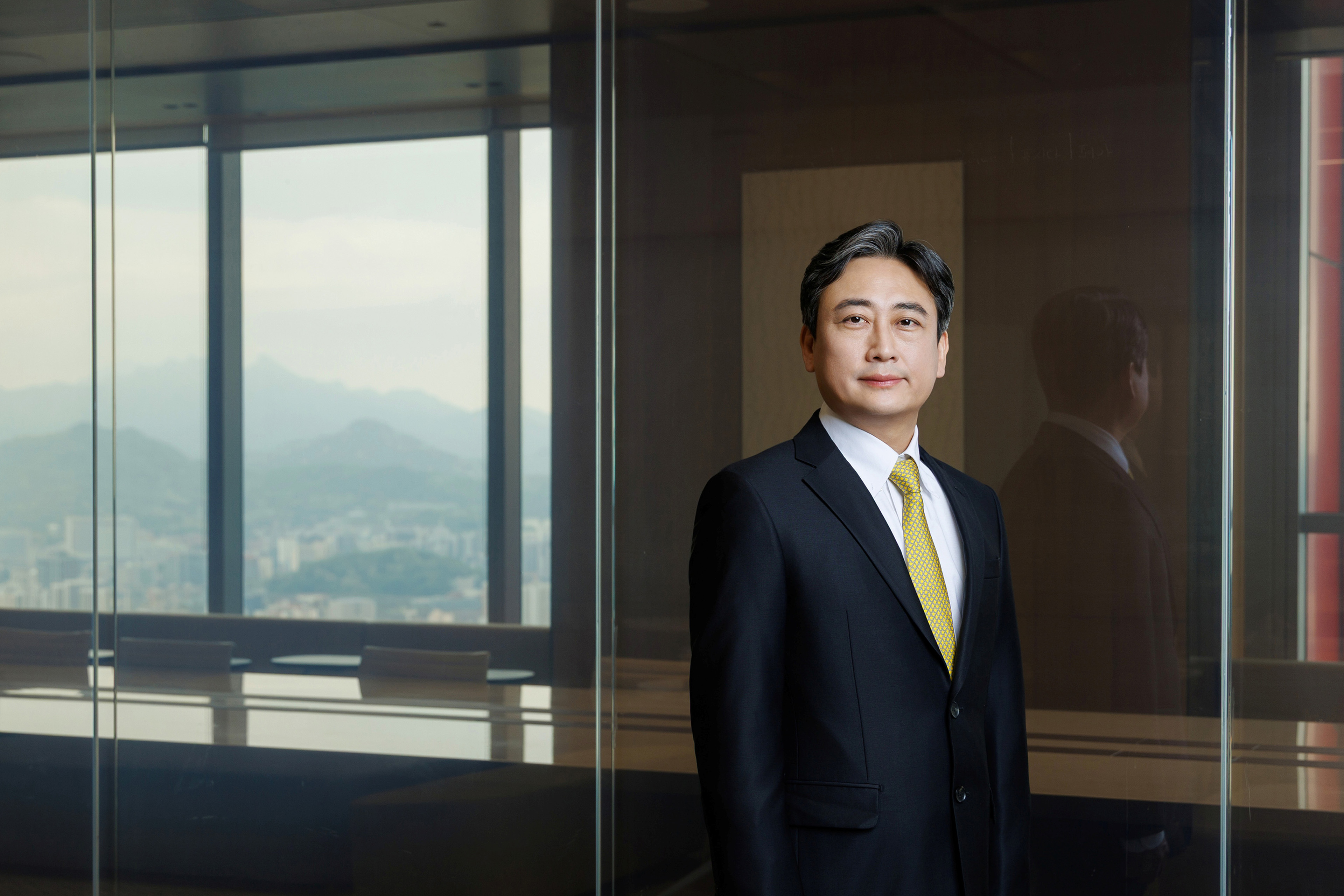Photographic portrait of Suk Hun Kang