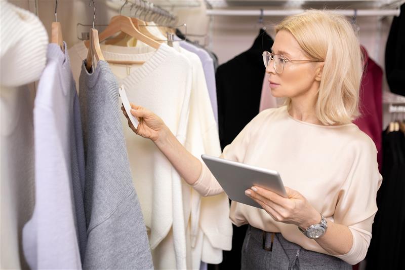 abstract-image-of-hand-and-euro-sign