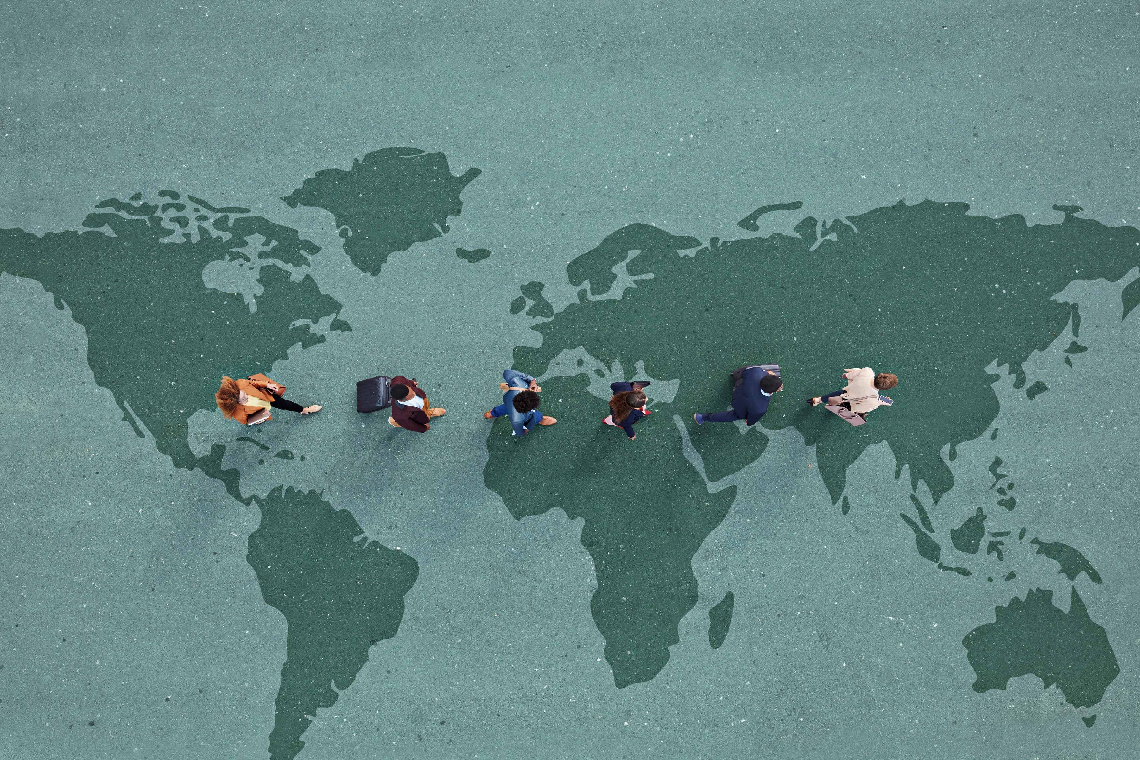 lide přecházející přes globus