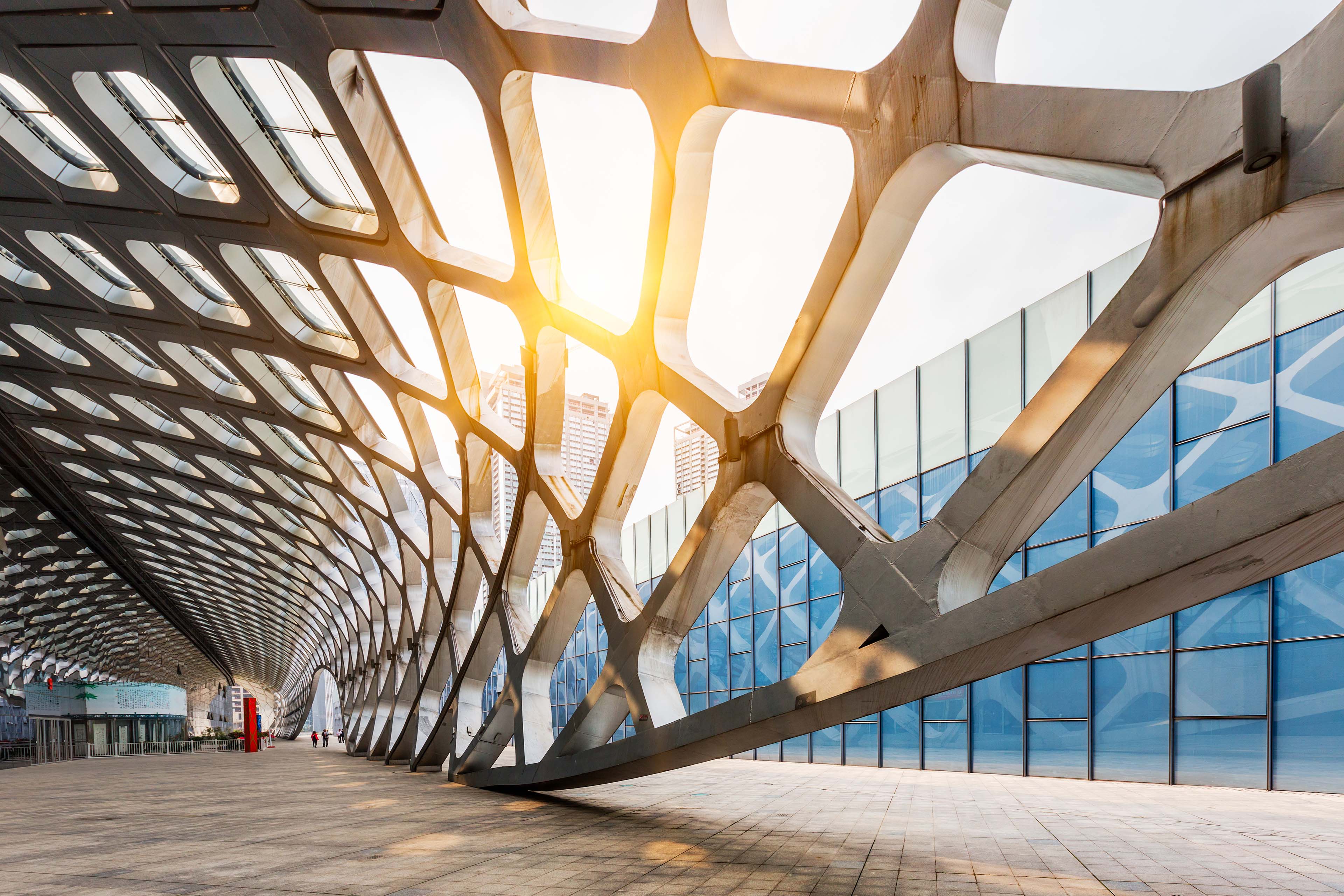 prosvítající slunce skrz betonovou střechu modernistické budovy