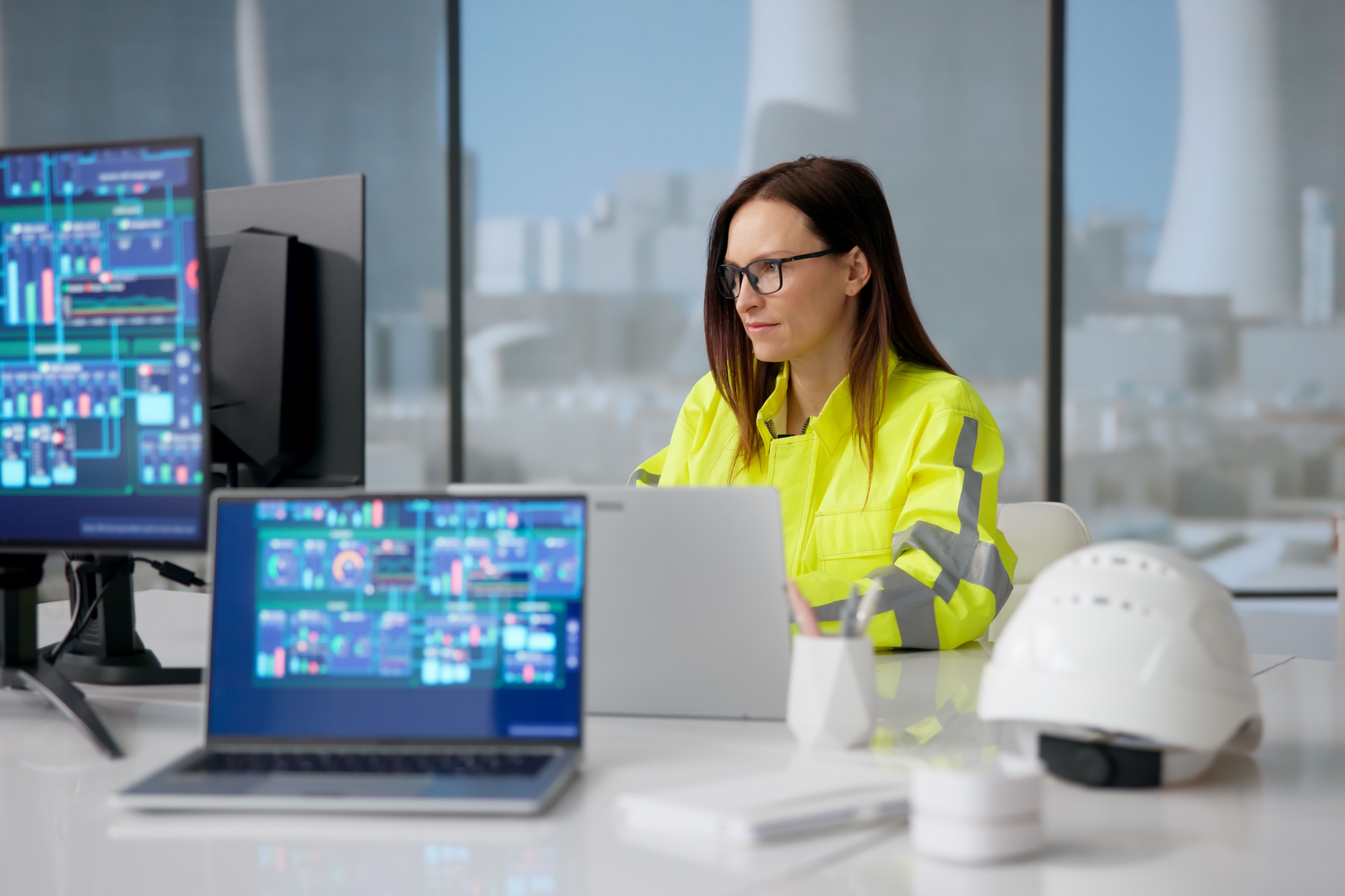 pohled do řídící místnosti jaderné elektrárny