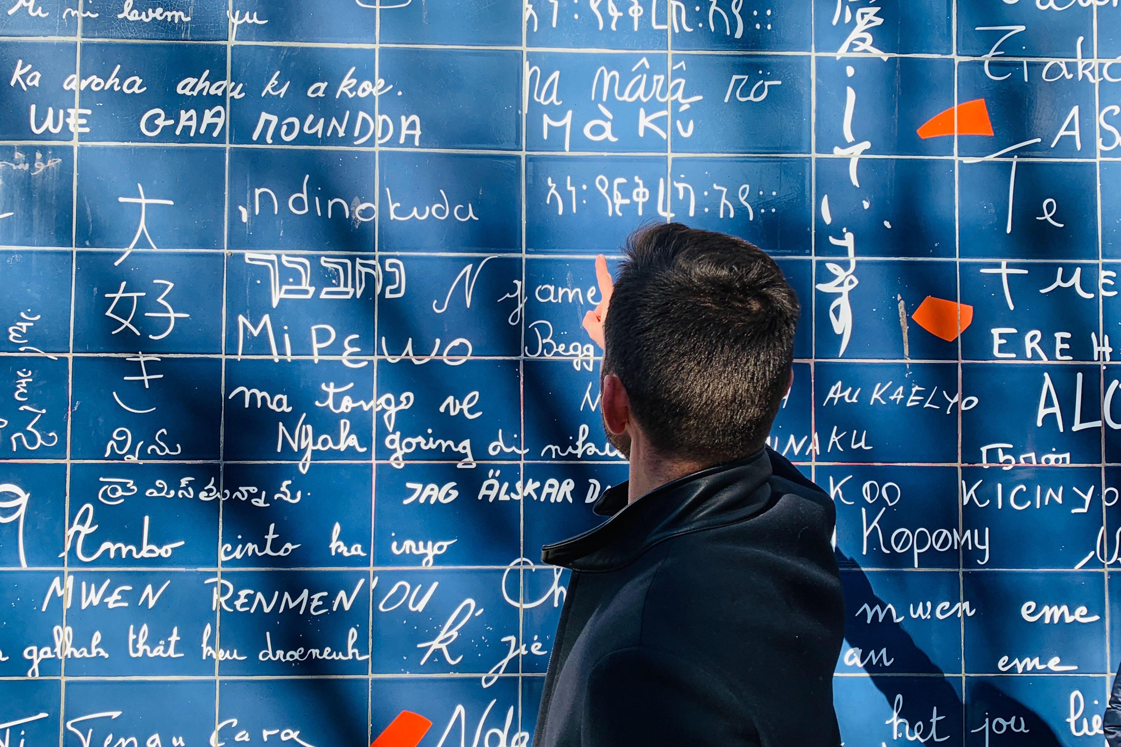 Mand foran tavle med en masse text