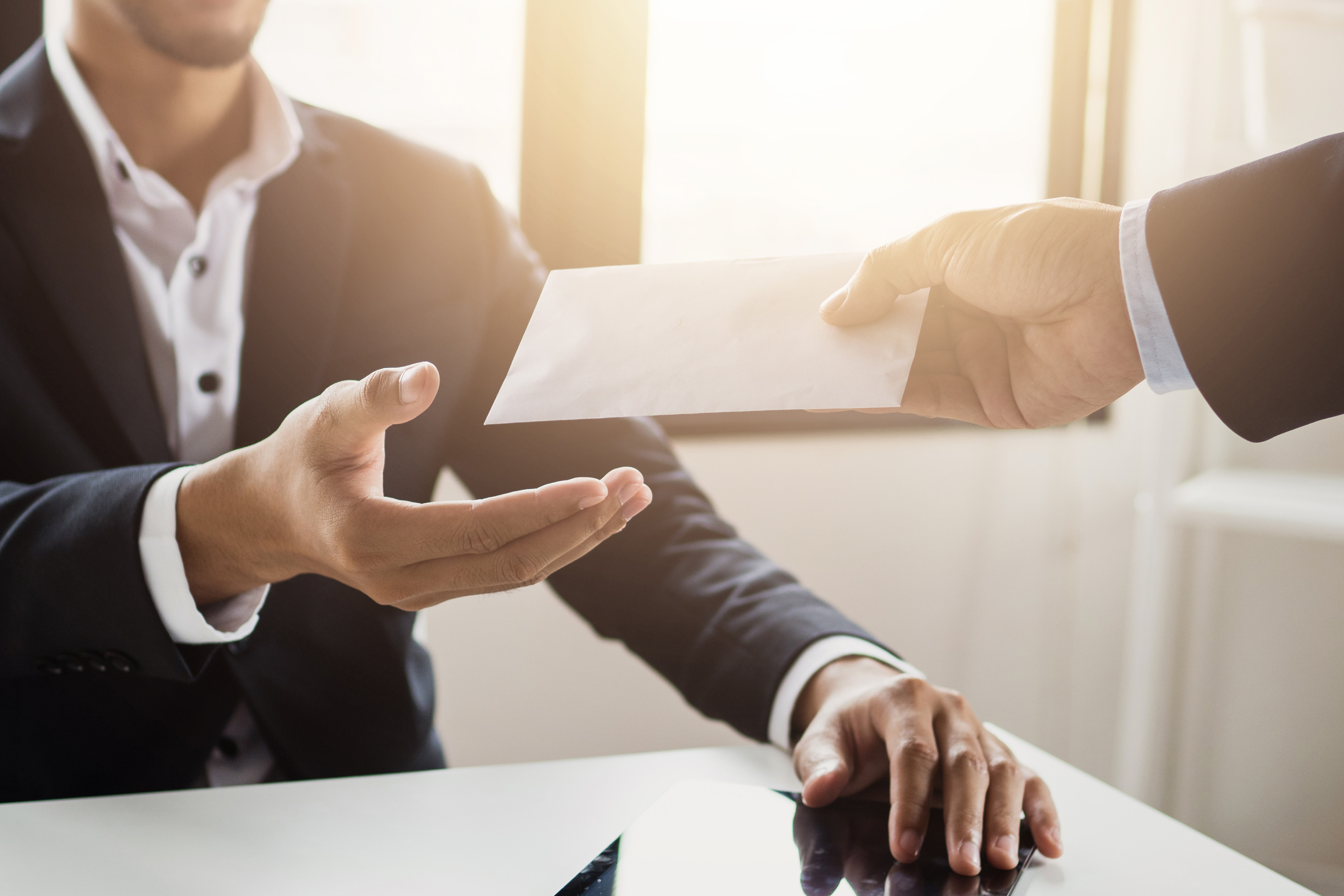 En person modtager en kuvert