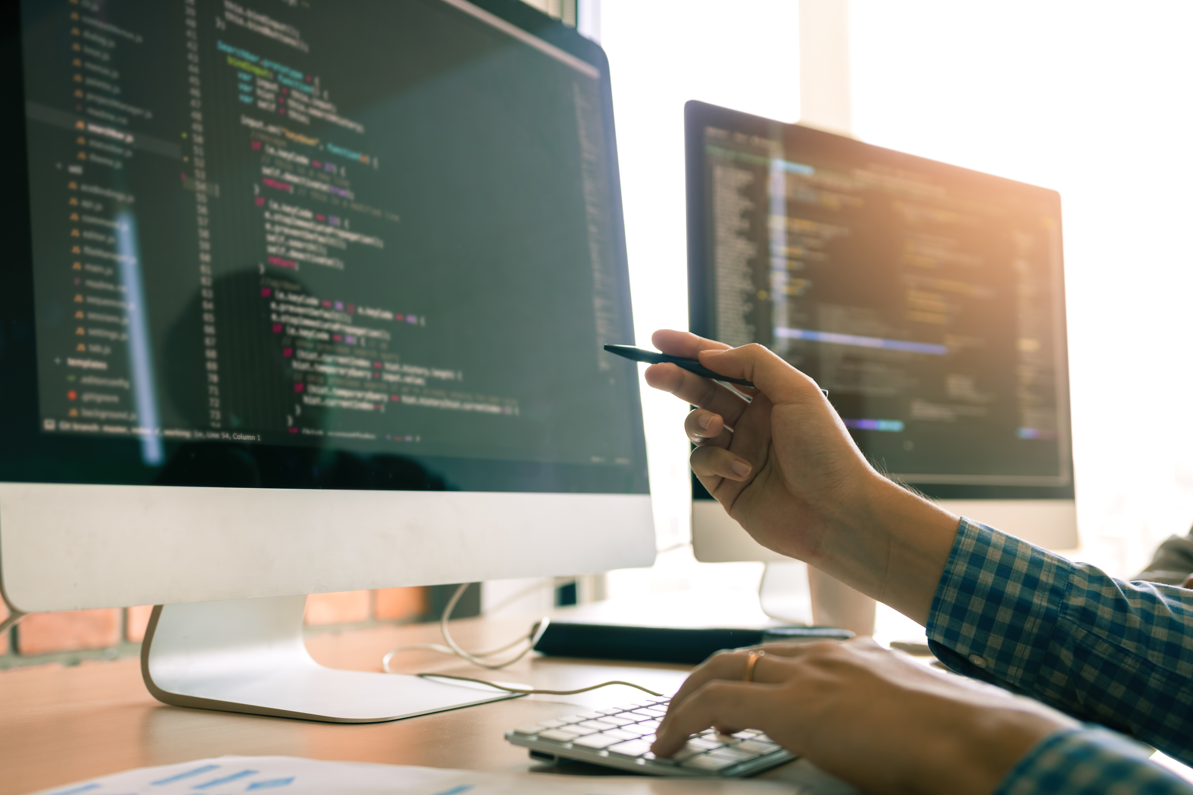 Programmør arbejder med kodning på en computer 
