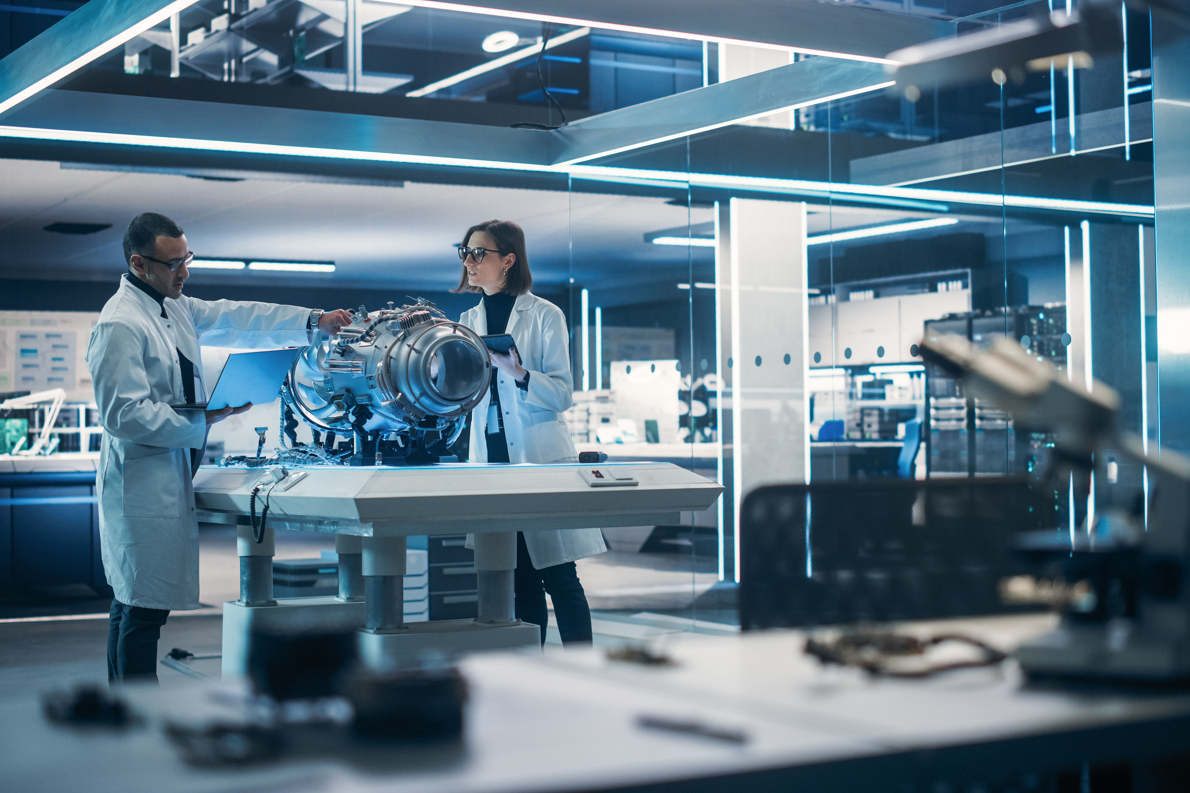 Ingeniører arbejder på motor