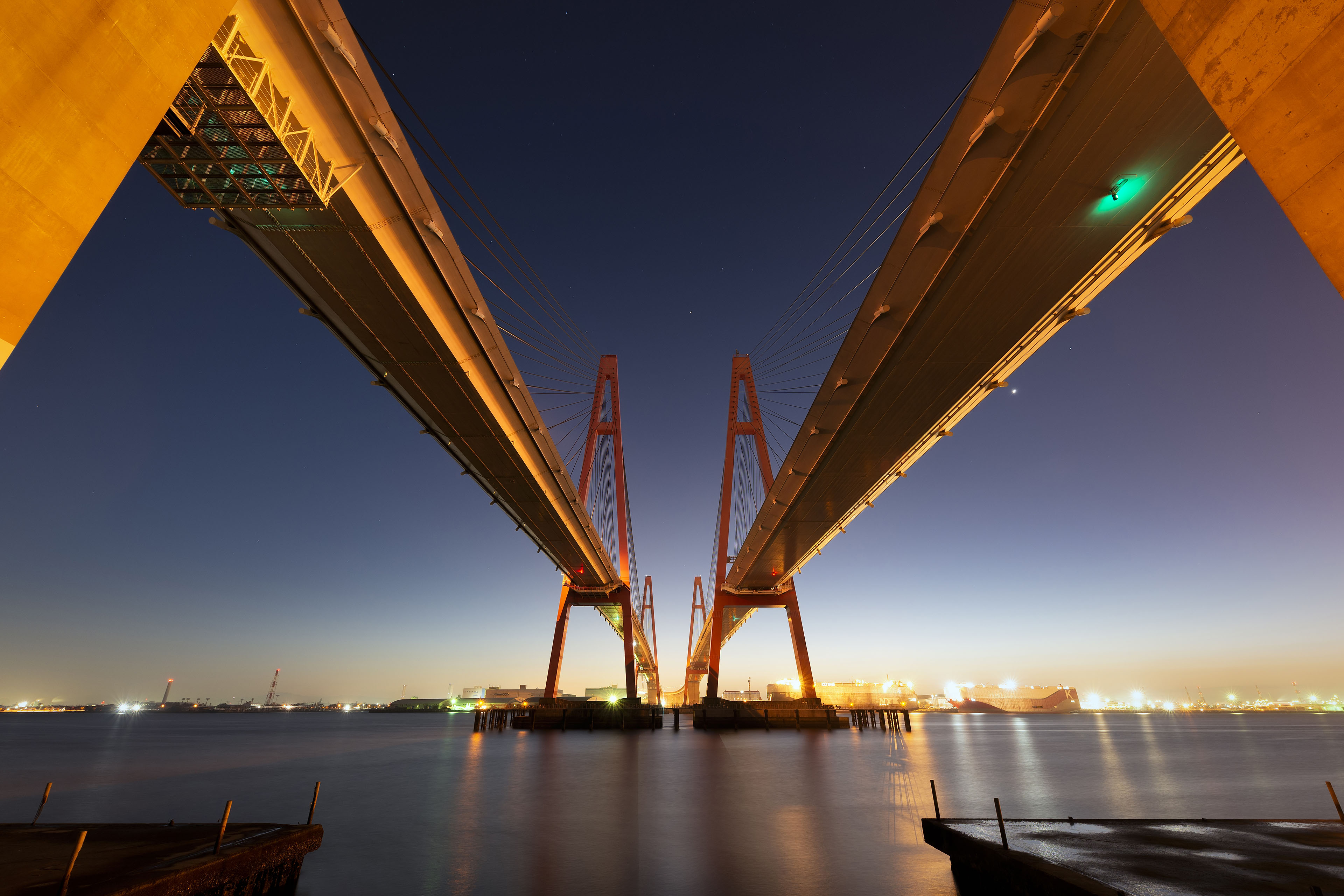 To broer ved siden af hinanden