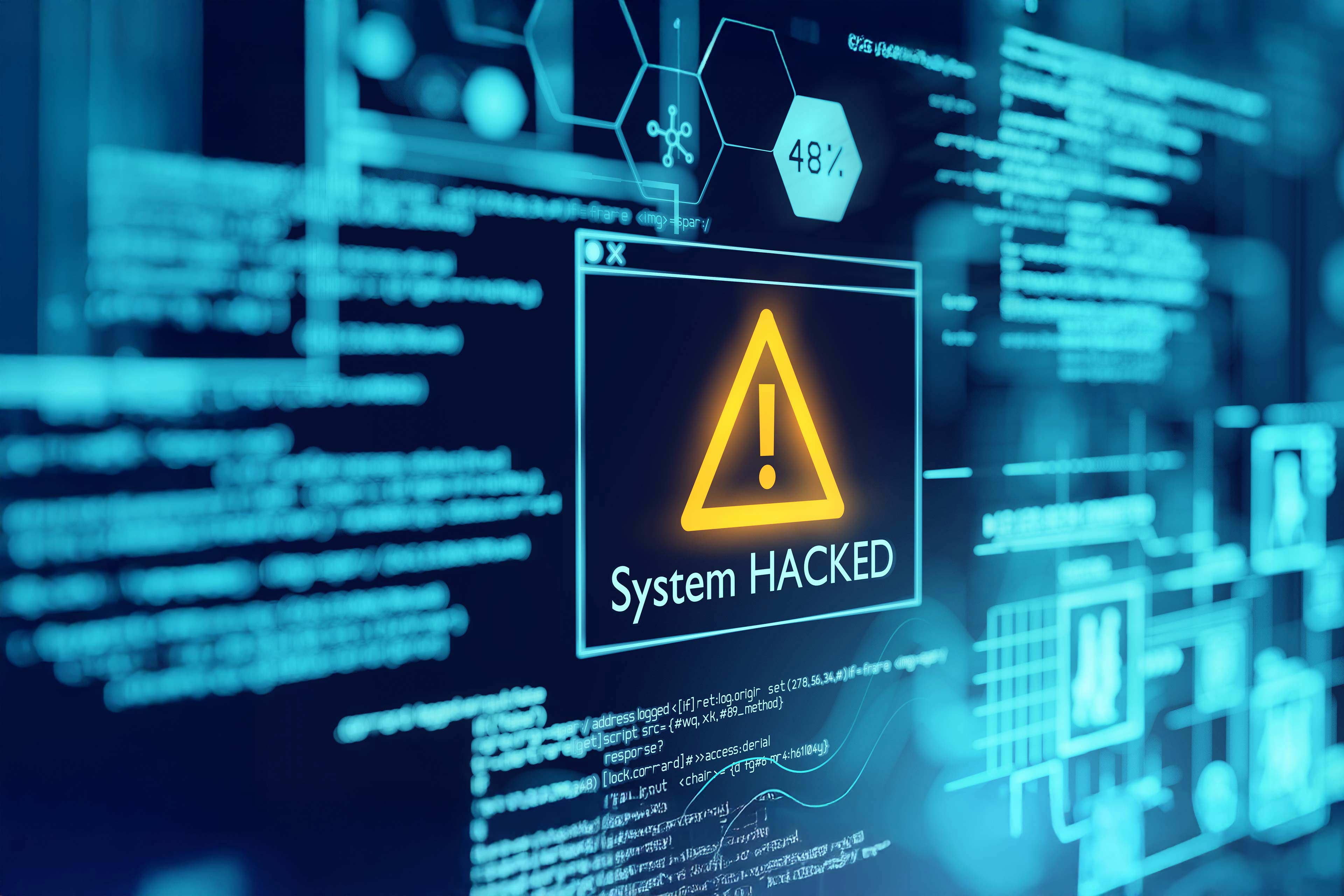 Warnsymbol mit Schriftzug „system hacked" auf einem Bildschirm mit Code und Datenvisualisierungen.