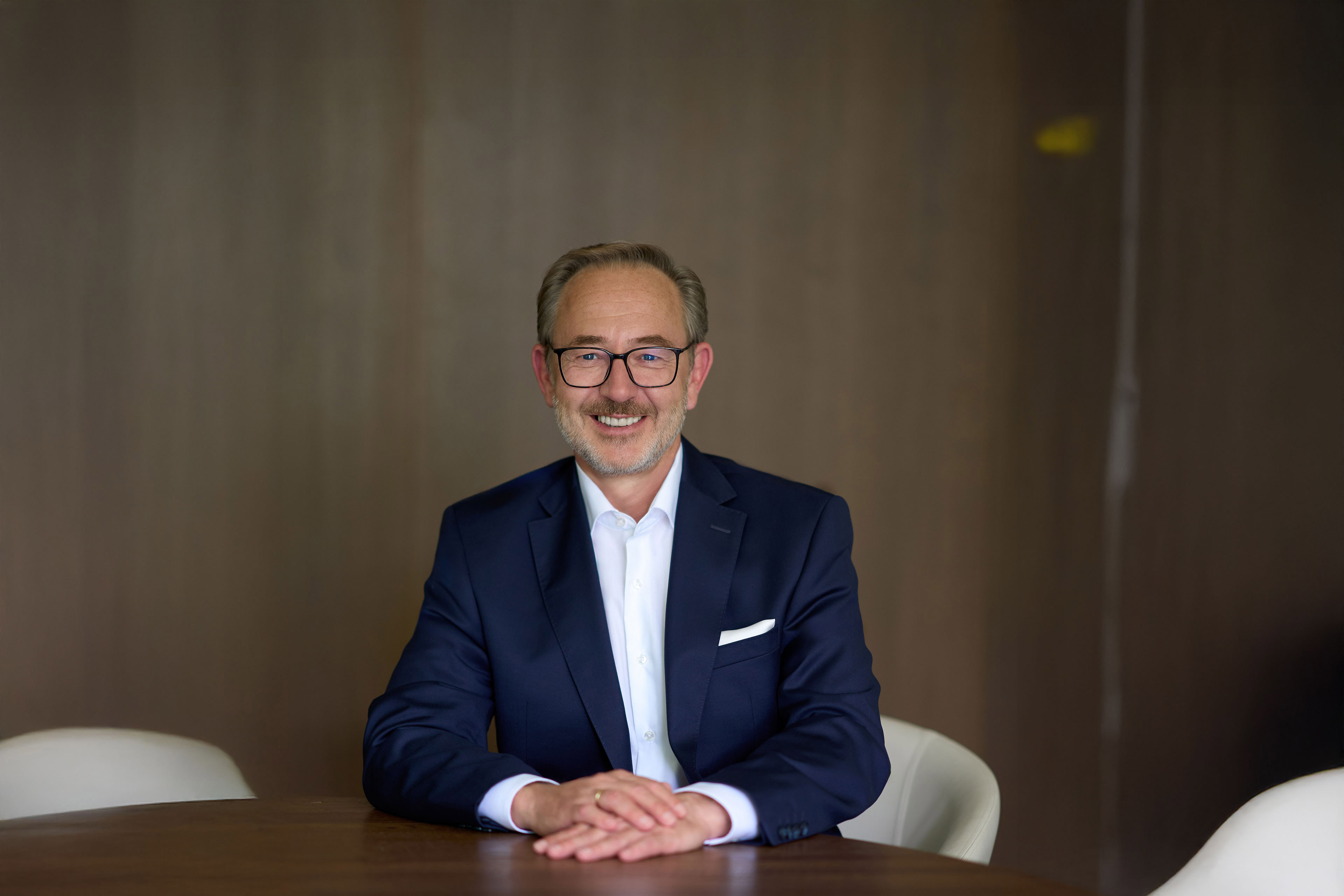 Businessfoto von Frau vor grauem Hintergrund.