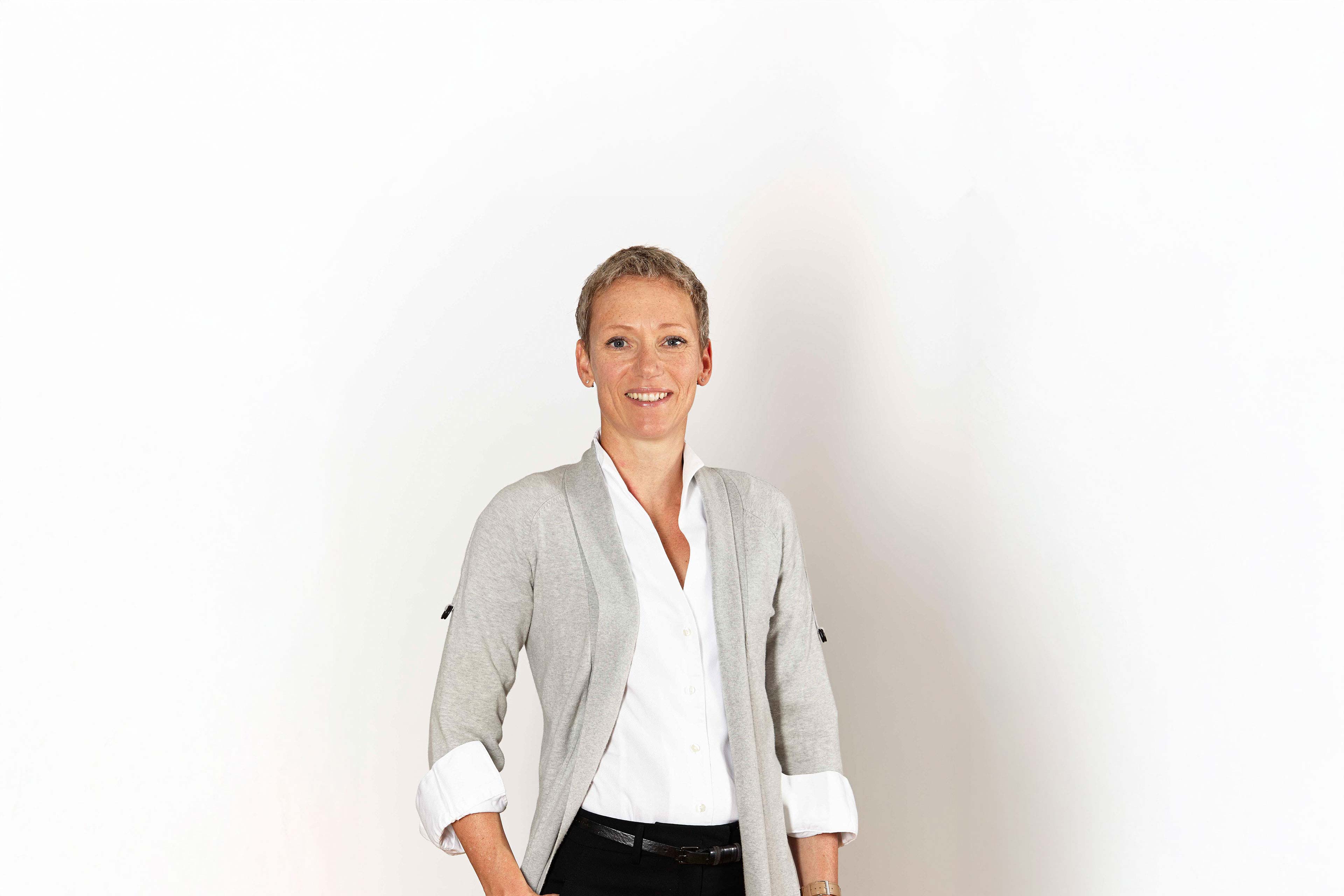 Porträt einer Geschäftsfrau vor heller Wand