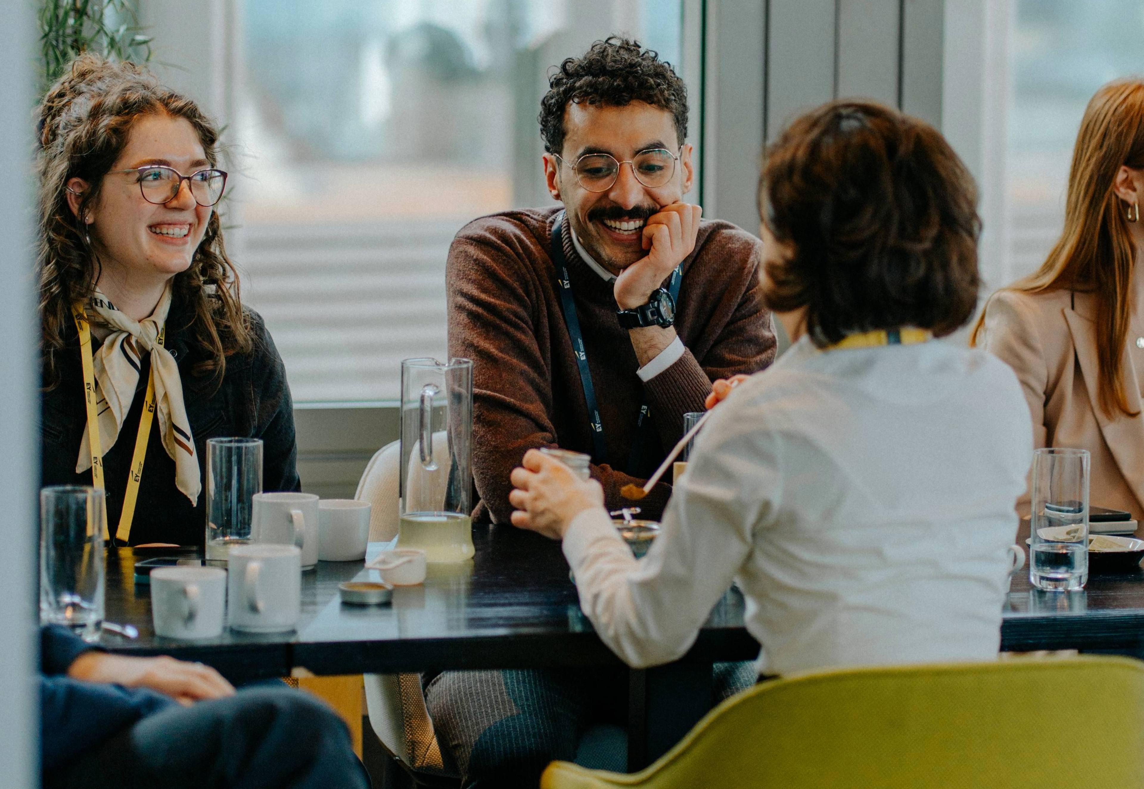 EY Careers Tech & Tea Personen im Meeting