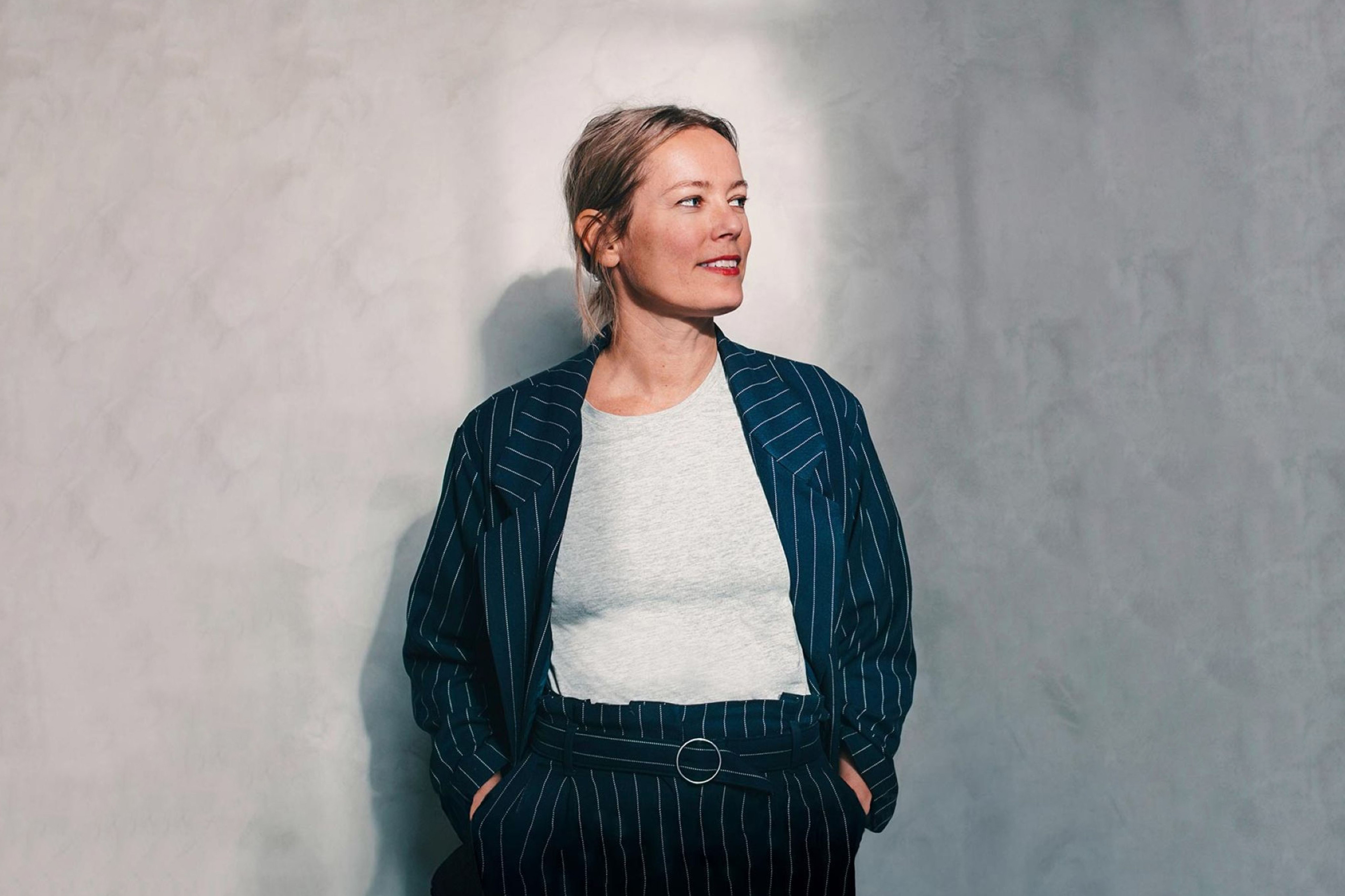 Mann tanzt in einem abstrakten Raum, umgeben von vielen Farben