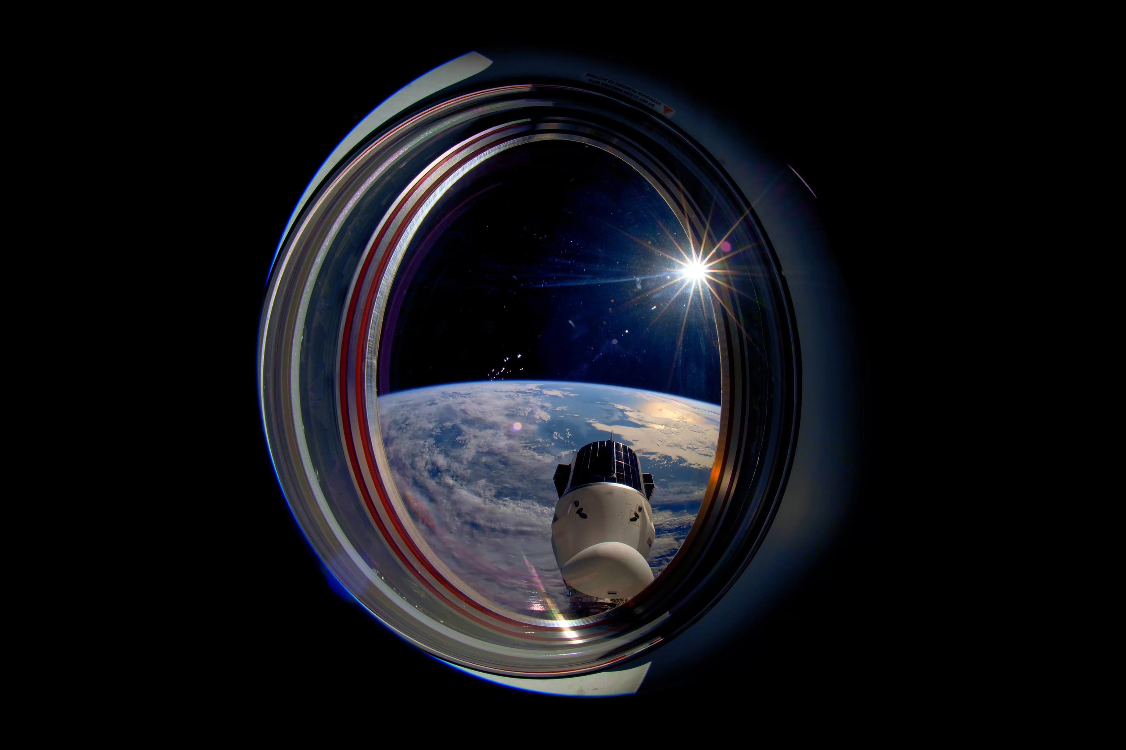 Mann tanzt in einem abstrakten Raum, umgeben von vielen Farben