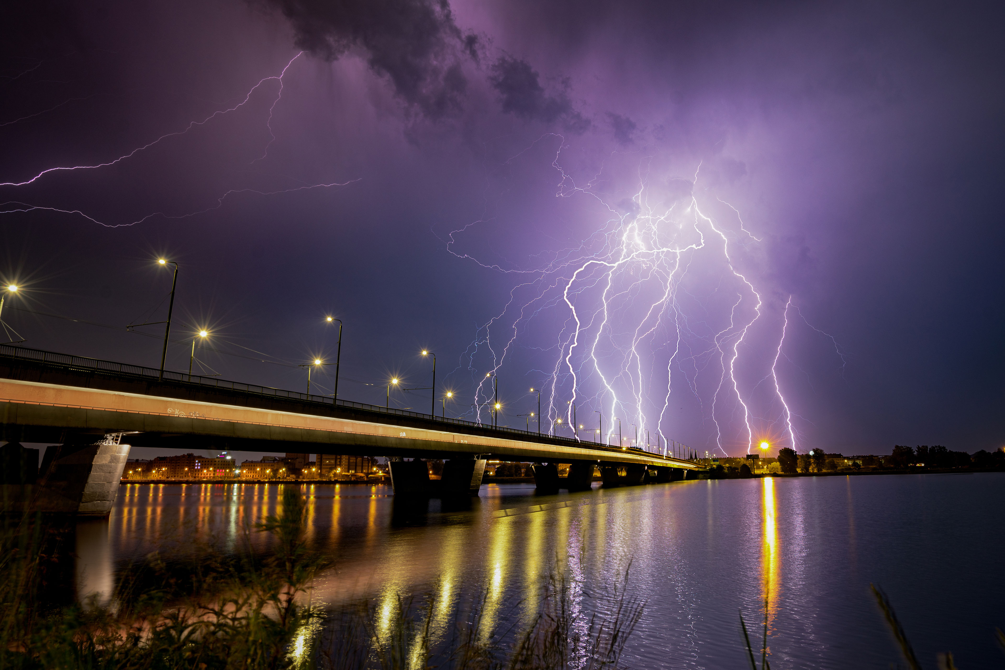 Mann tanzt in einem abstrakten Raum, umgeben von vielen Farben