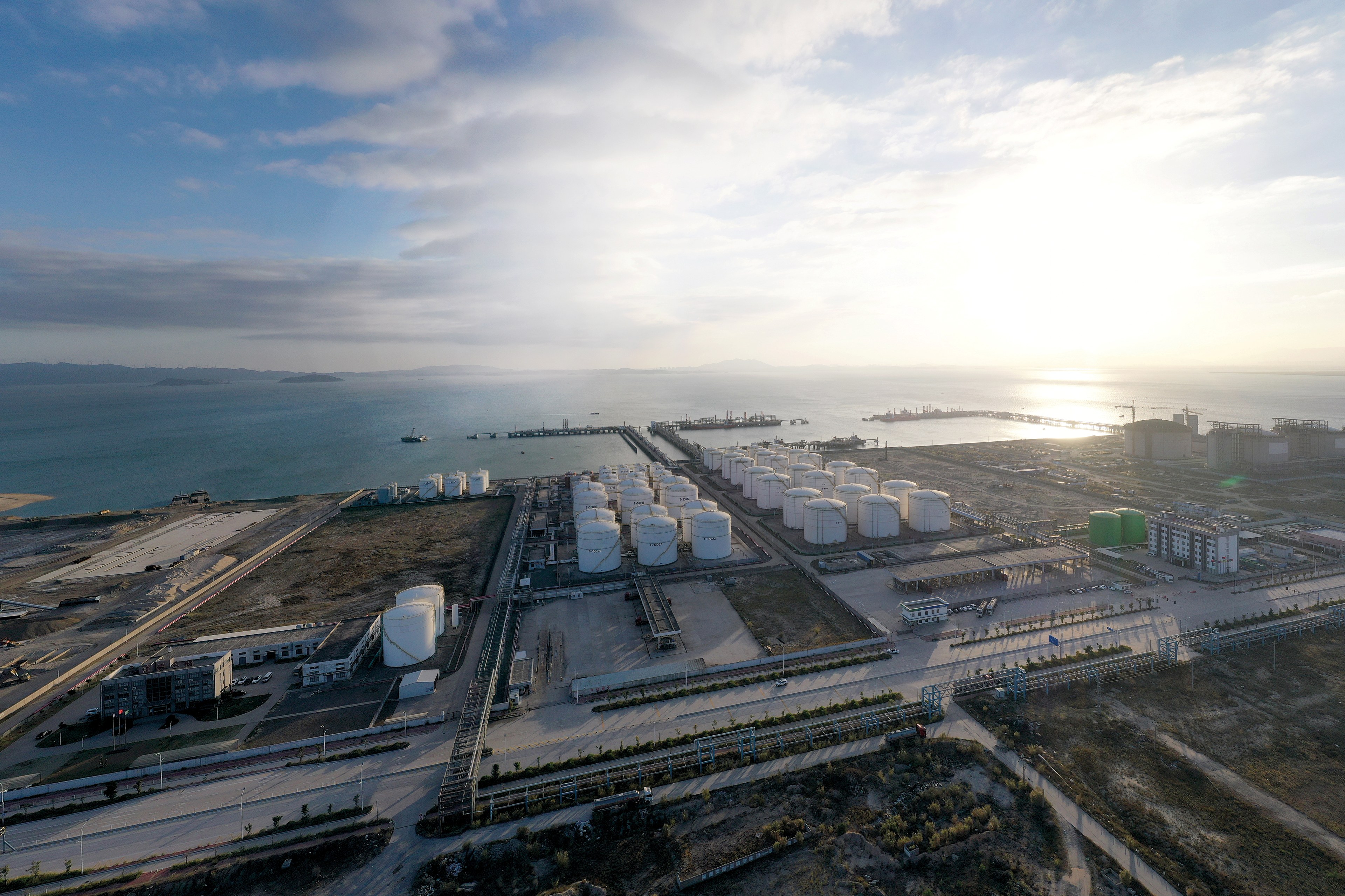 Mann tanzt in einem abstrakten Raum, umgeben von vielen Farben